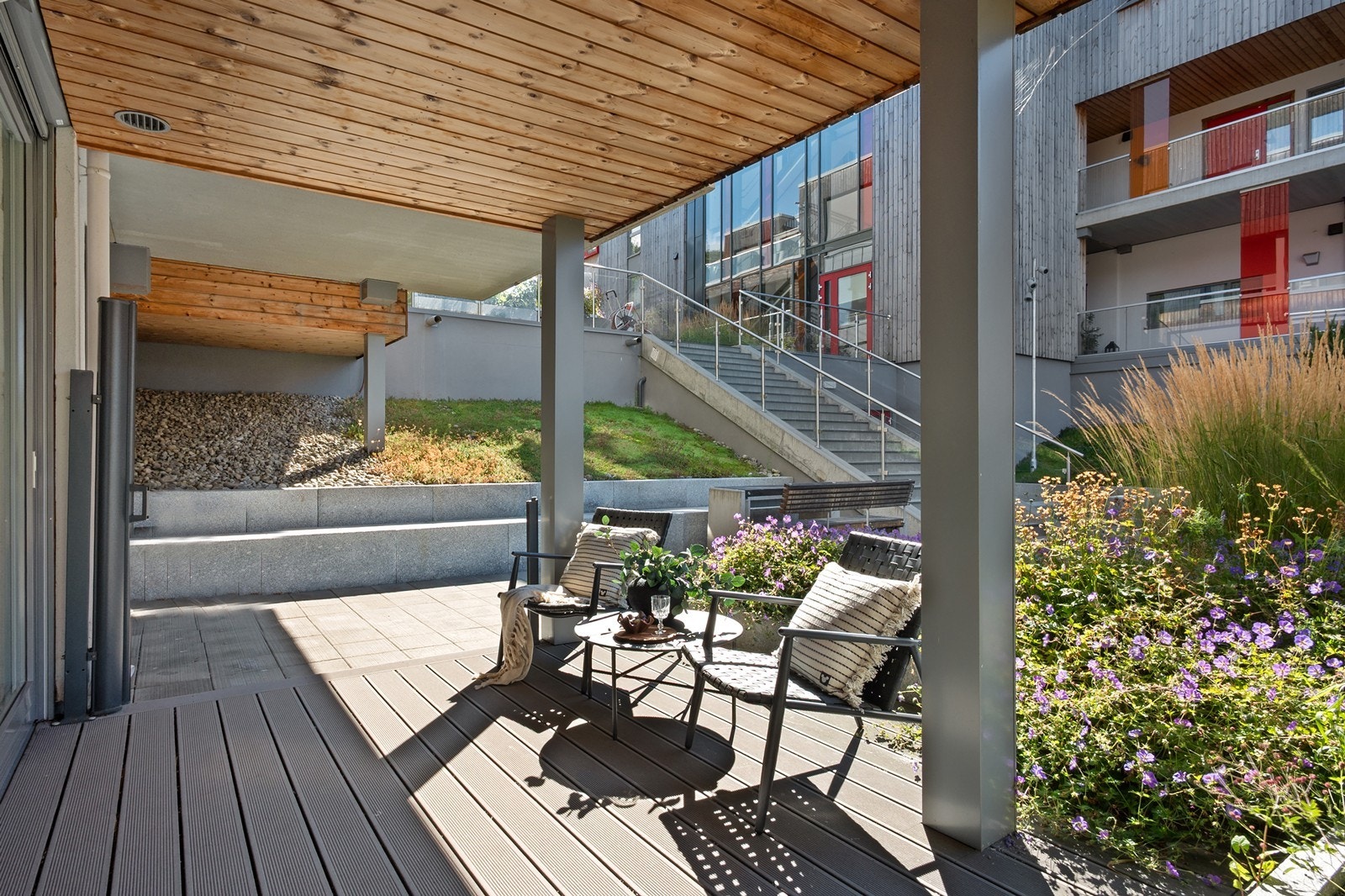 Terrassen er utstyrt med uttrekkbar levegg som gir skjerming mot både innsyn, vind og vær. Galleribilde