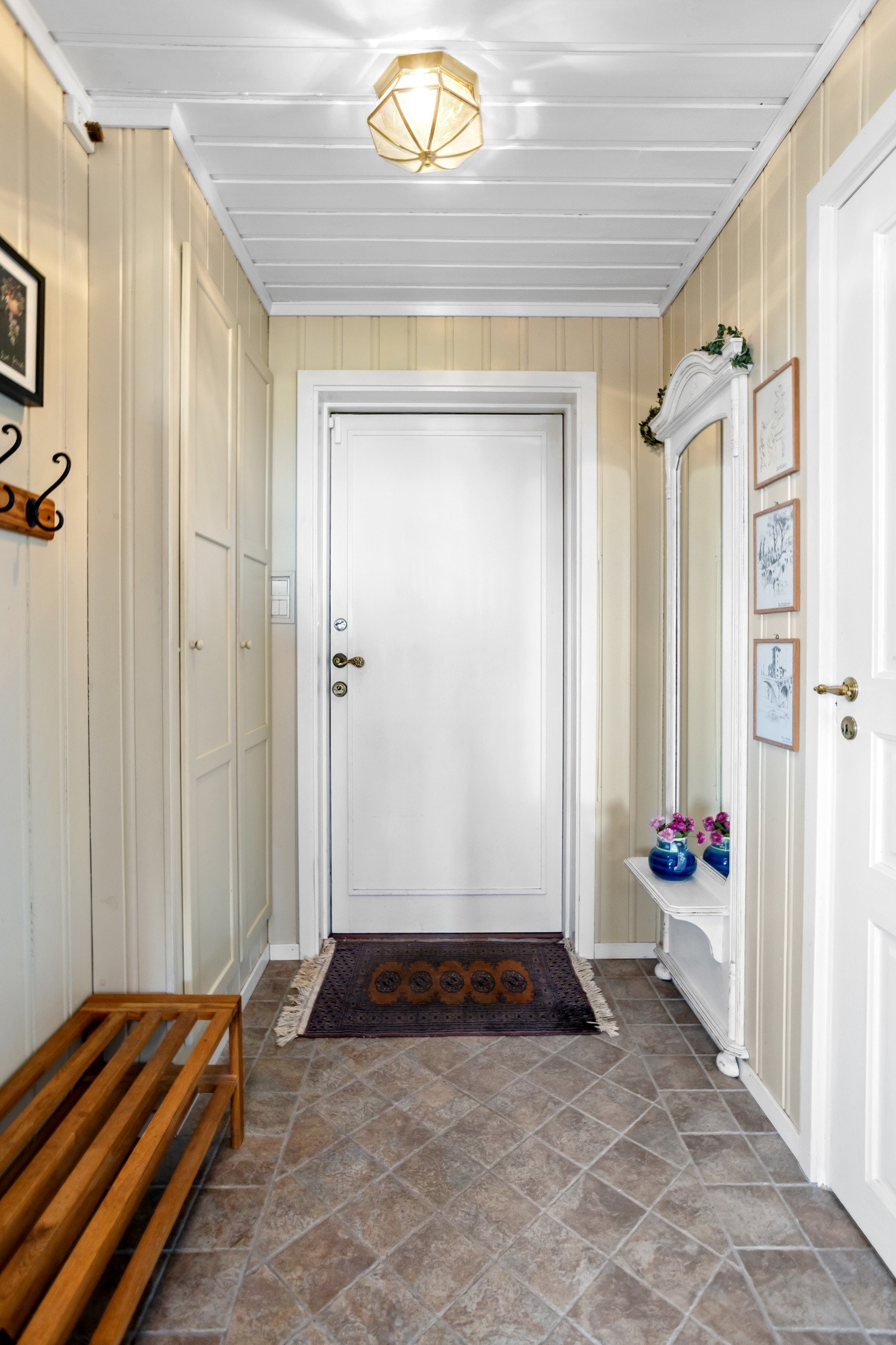 Det er inngang i både 1.etg og u.etg. Galleribilde