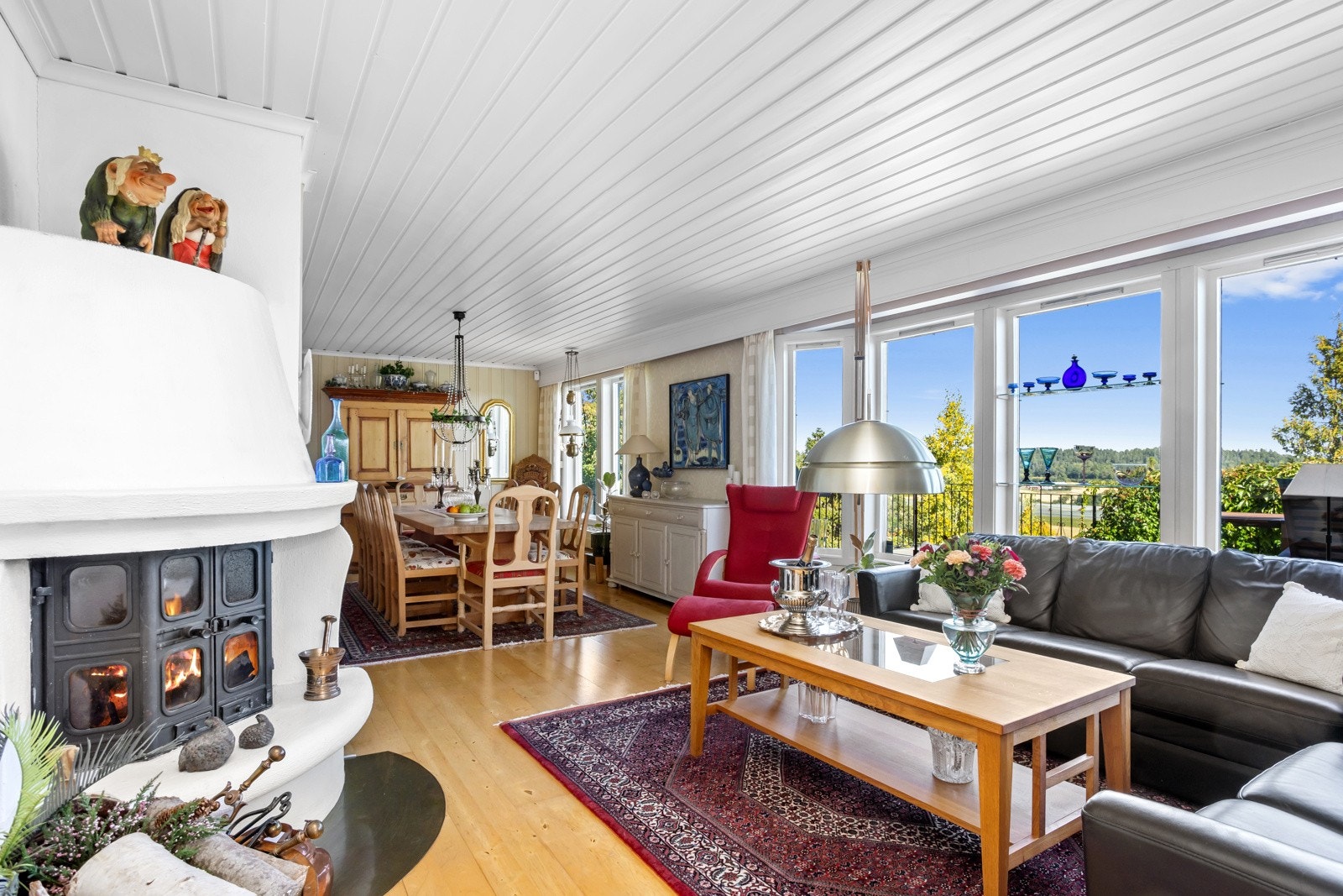 Det er peis i 1.etg og u.etg. Galleribilde