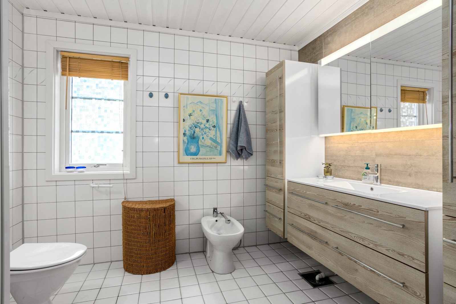 Bad ved hovedsoverom 1.etasje med nyere servantinnredning. Galleribilde