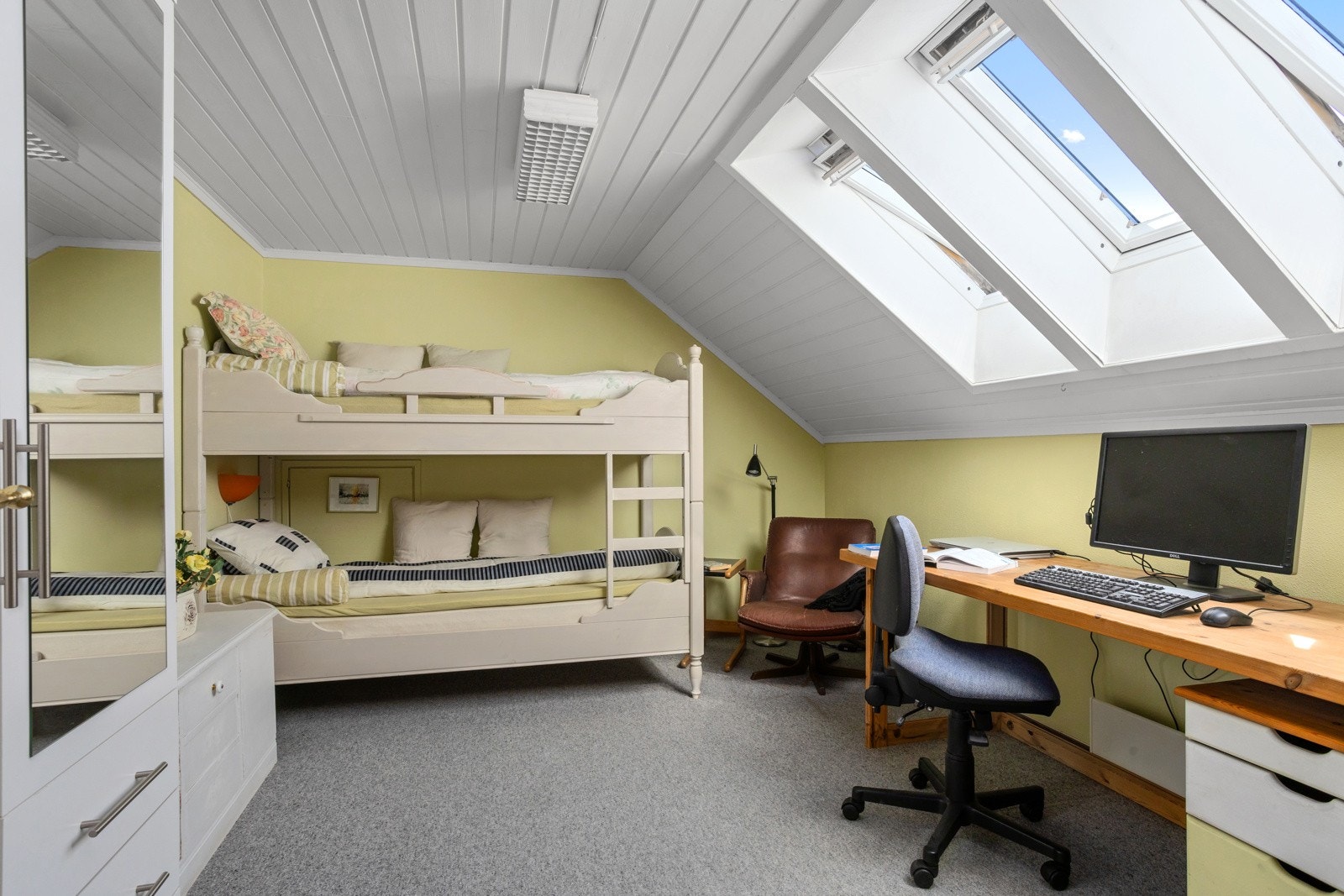 I 2. etasje er det 3 soverom, bad og gang med adkomst til loft. Galleribilde