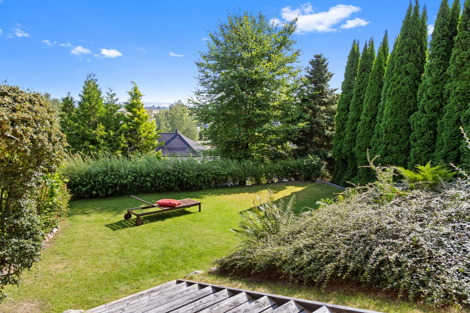 Fin hage med plass til lek og aktivitet. Galleribilde