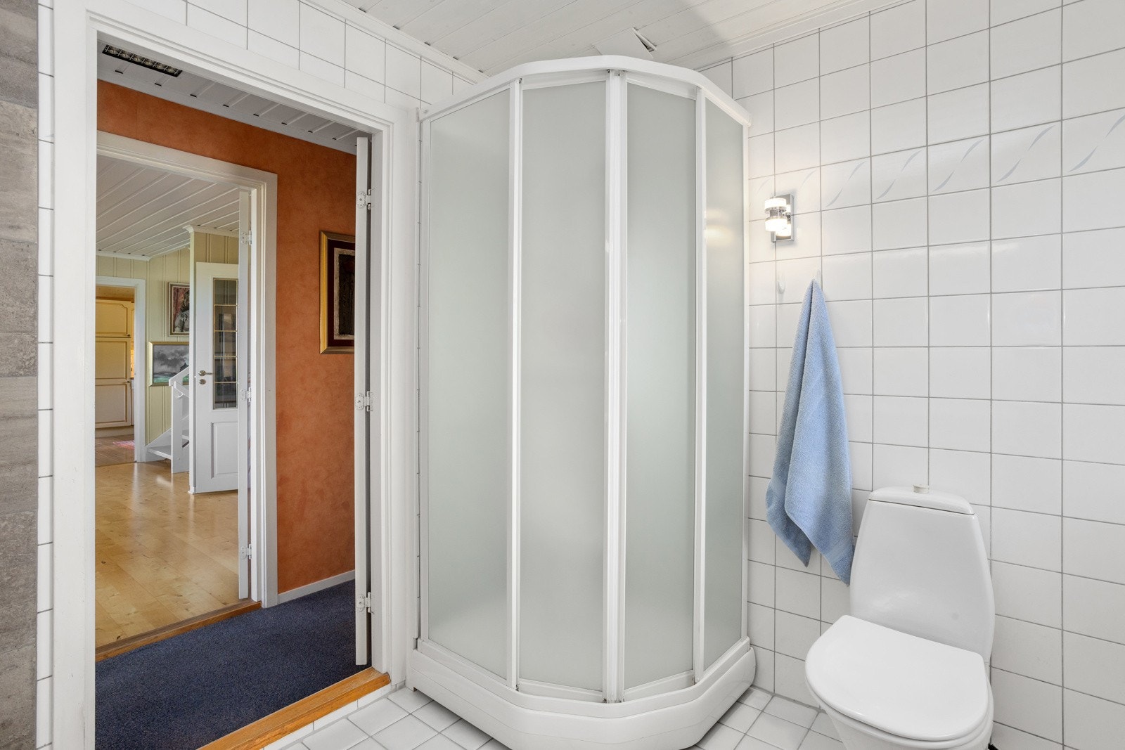 Badet har flisalgt gulv, varmekabler og dusjkabinett. Galleribilde