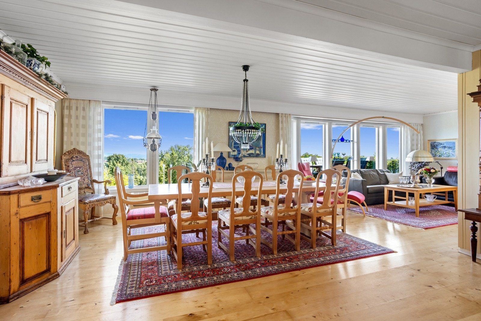 I boligens 1.etg (hovedetasje) er det to stuer, spisestue og kjøkken i delvis åpen løsning. Galleribilde