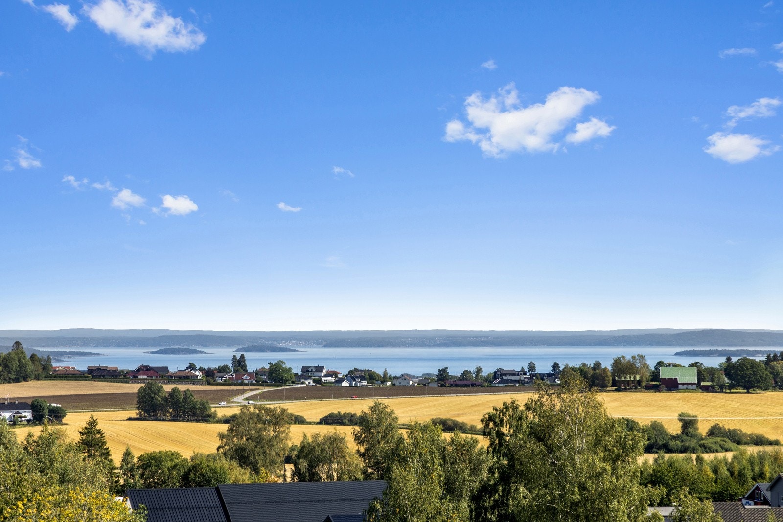 Det er panoramautsikt fra store vinduer i boligen. Galleribilde