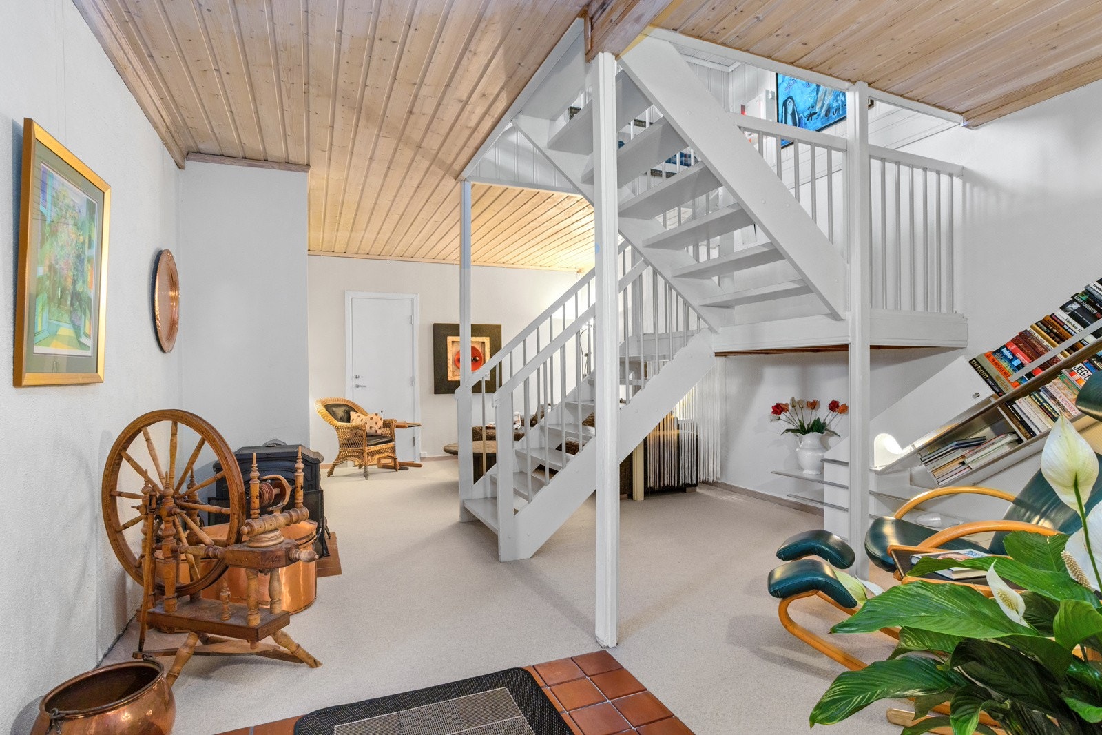 Et fint oppholdsrom til barna med plass til tv, spill og lek. Galleribilde