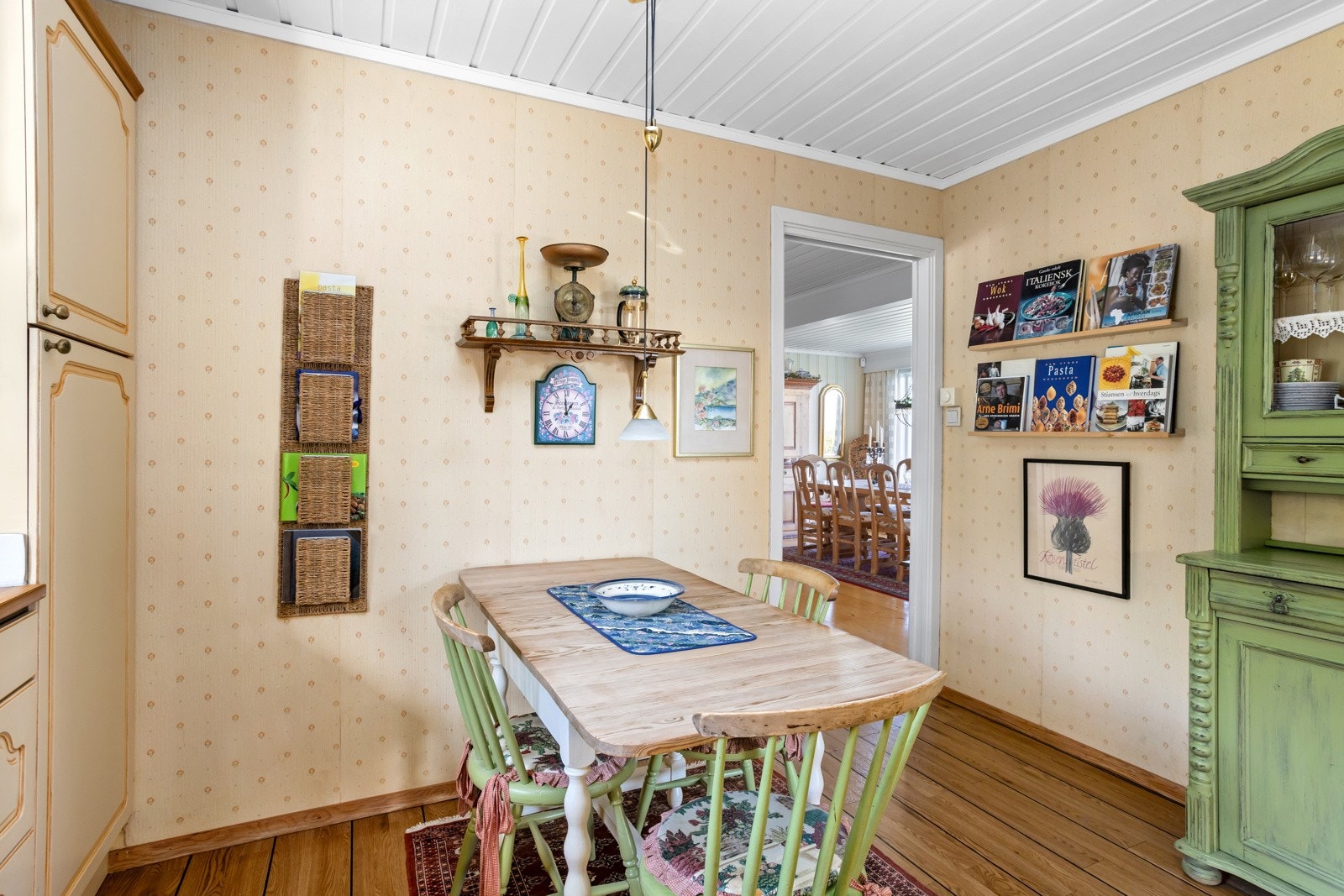 Det er plass til spisebord inne på kjøkkenet. Galleribilde