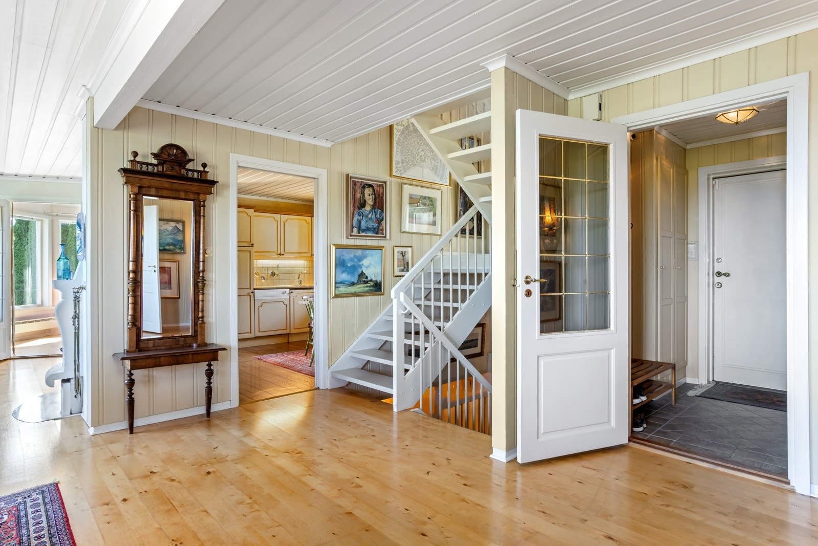 Entreen har plass til å henge fra seg yttertøyet. Galleribilde