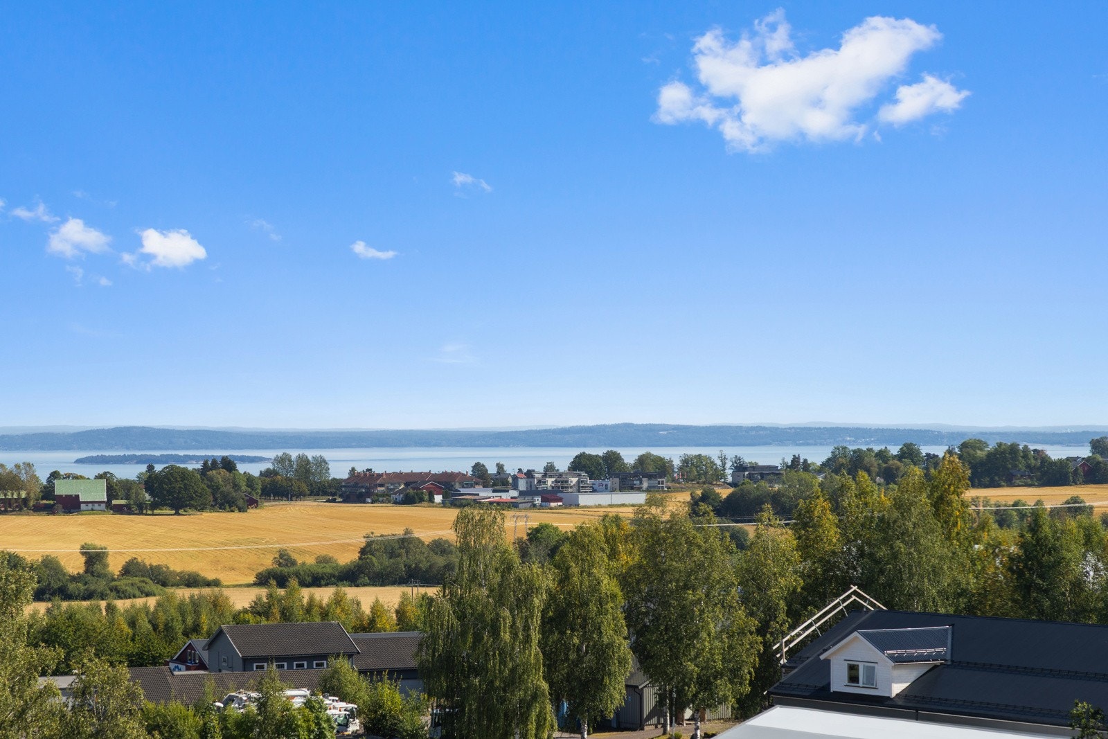 Flott utsikt og topp solforhold fra terrassen. Galleribilde