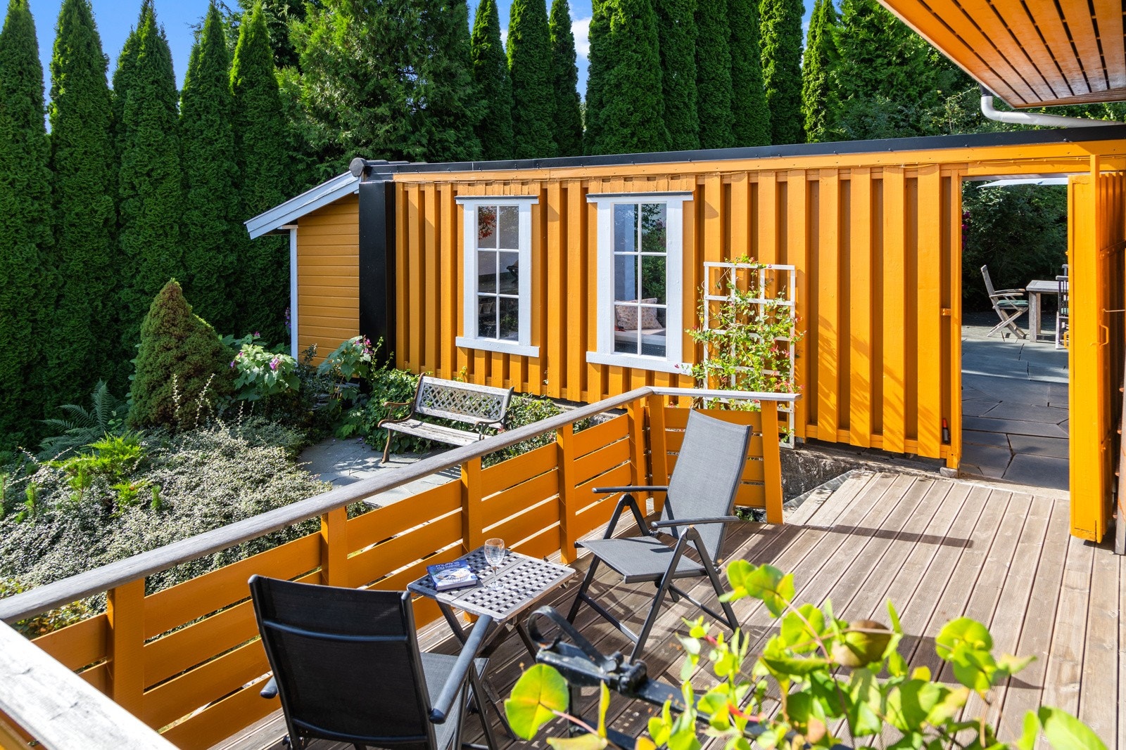 Et meget fint opparbeidet uterom med flere soner og hage, godt skjermet for innsyn. Galleribilde