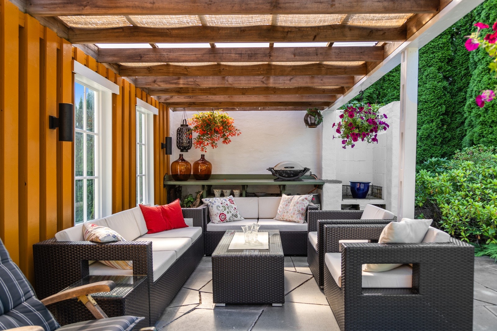 Her kan skape en lun og fin plass, skjermet for vind og vær. Det er vinduer som gir deg flott utsikt også her. Galleribilde