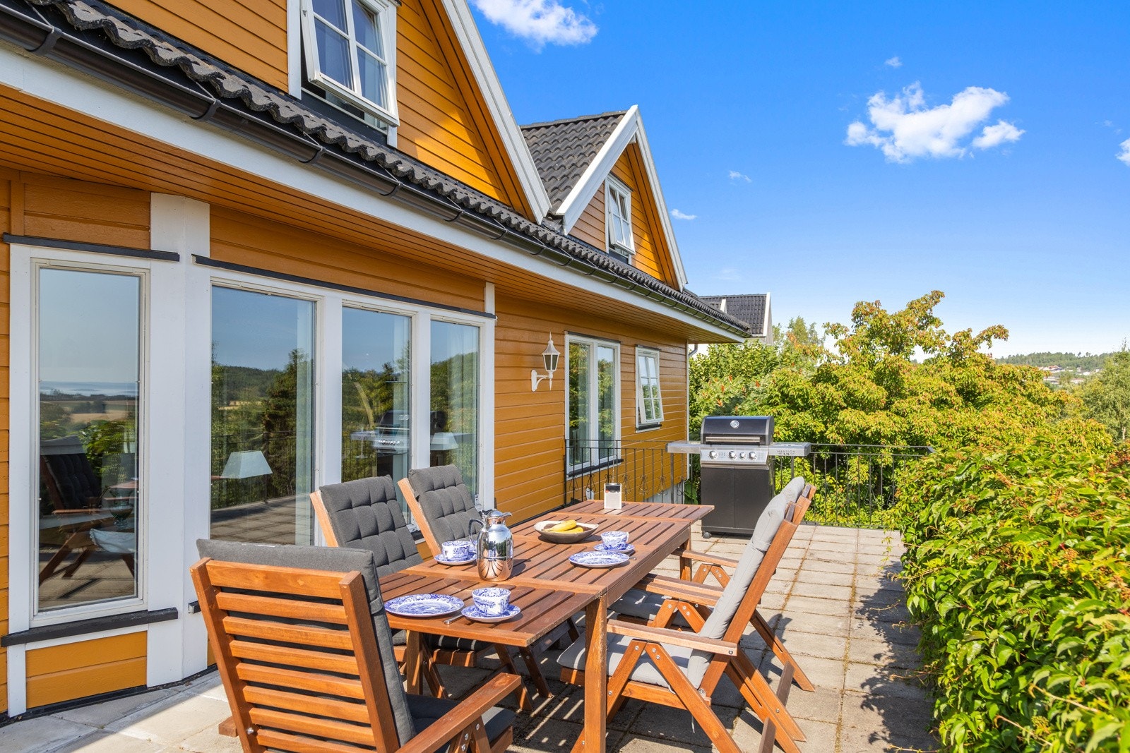 Uteplassen måler til sammen 145m2. Tomten er på over 1,1 mål. Galleribilde