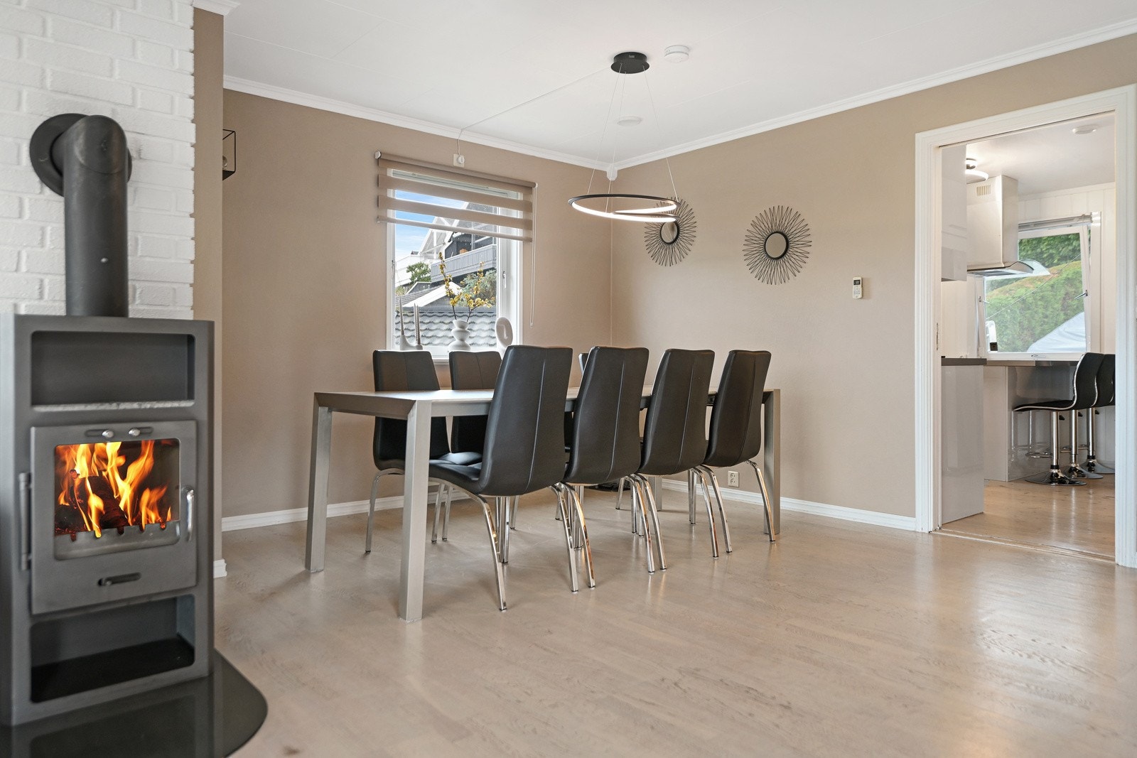 Sentralt i rommet er det ildsted som varmer godt, og gir mye kos og hygge på mørke høst- og vinterkvelder. Galleribilde