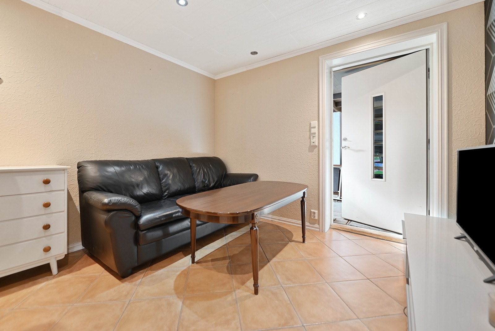 Denne delen av kjelleren er på 32 m² og er innredet med en 2- roms leilighet. Kjelleren er ikke godkjent for varig opphold og ikke godkjent for utleie. Galleribilde