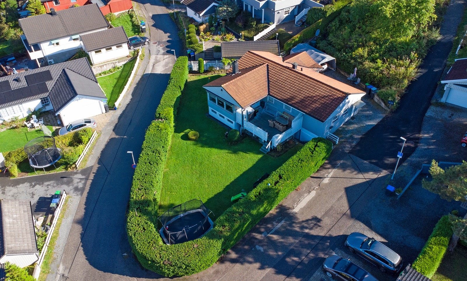 Knappestøperen 30 er en innholdsrik enebolig over to plan, beliggende i blindvei. Galleribilde