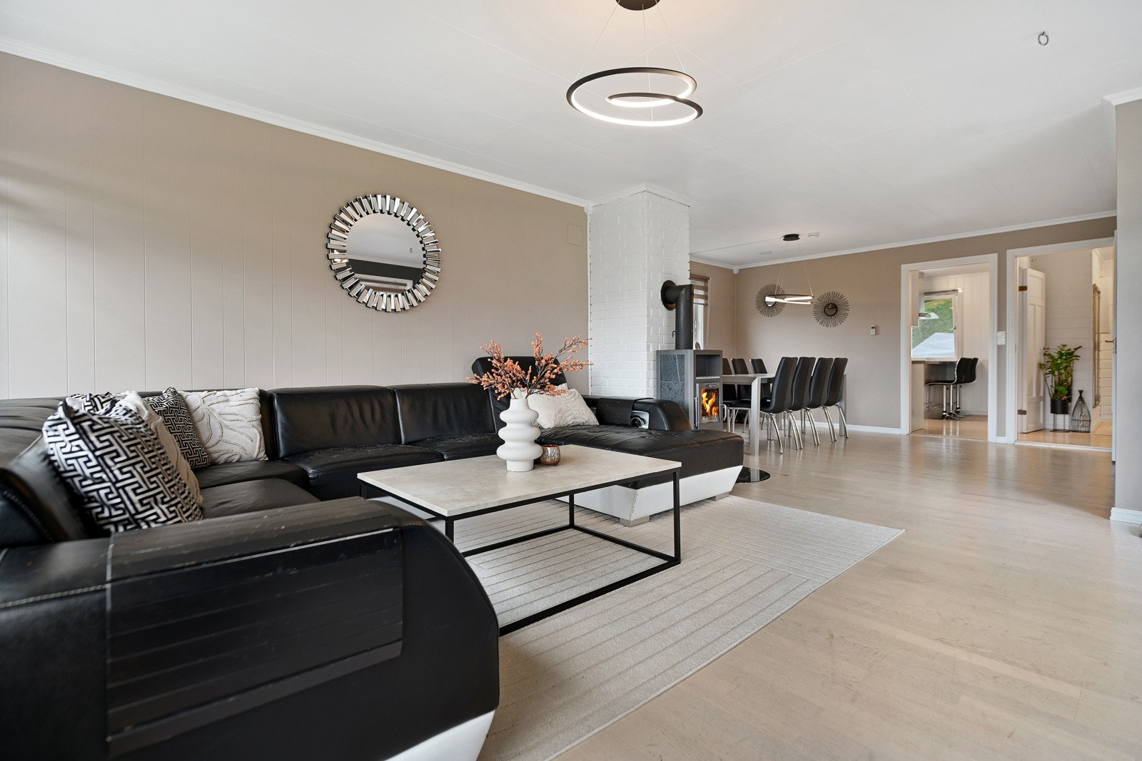 Rommet er innbydende og egner seg perfekt for sosiale sammenkomster. Galleribilde