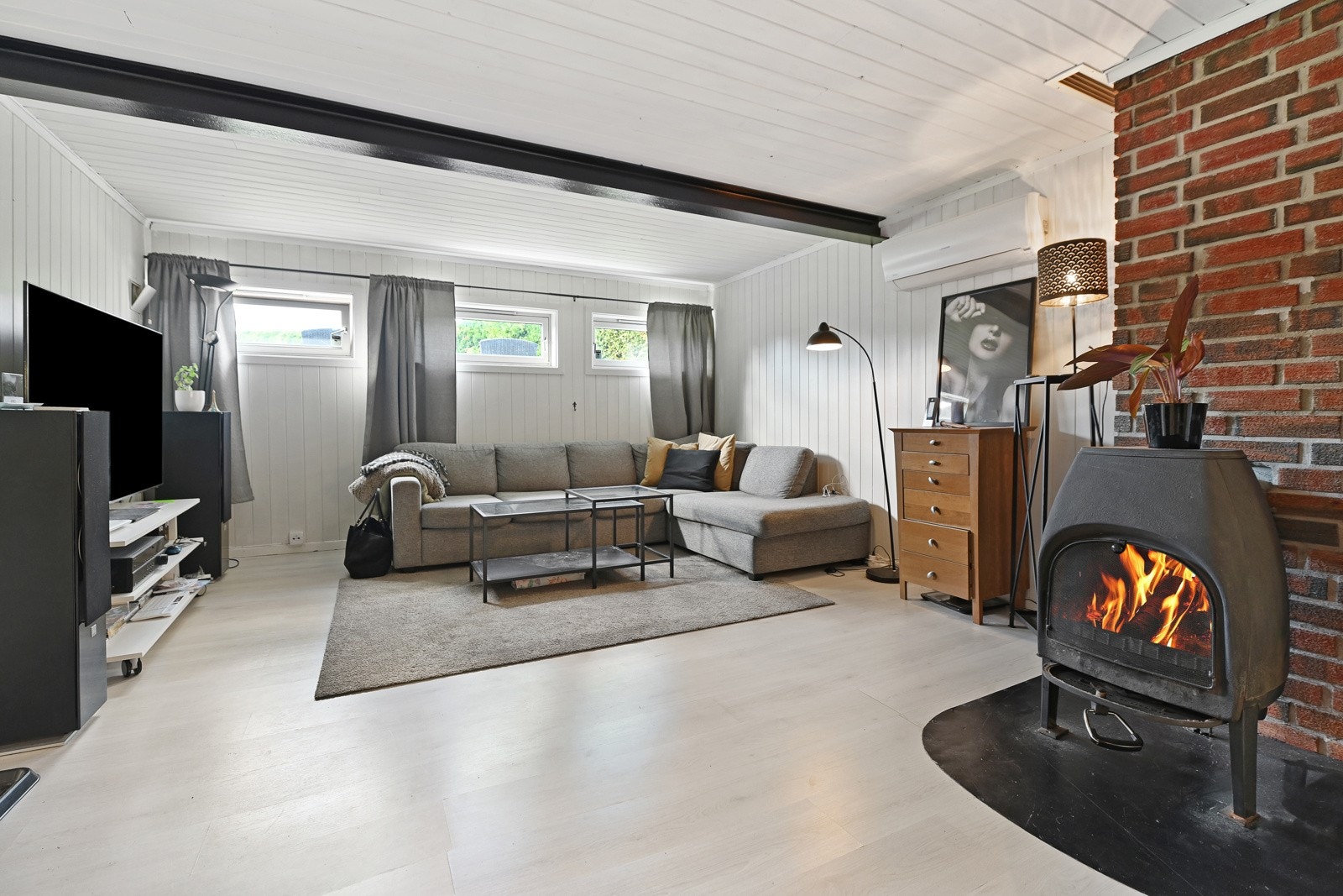 Denne delen av kjelleren er på 58 m² og er innredet med en 2- roms leilighet. Kjelleren er ikke godkjent for varig opphold og ikke godkjent for utleie. Galleribilde