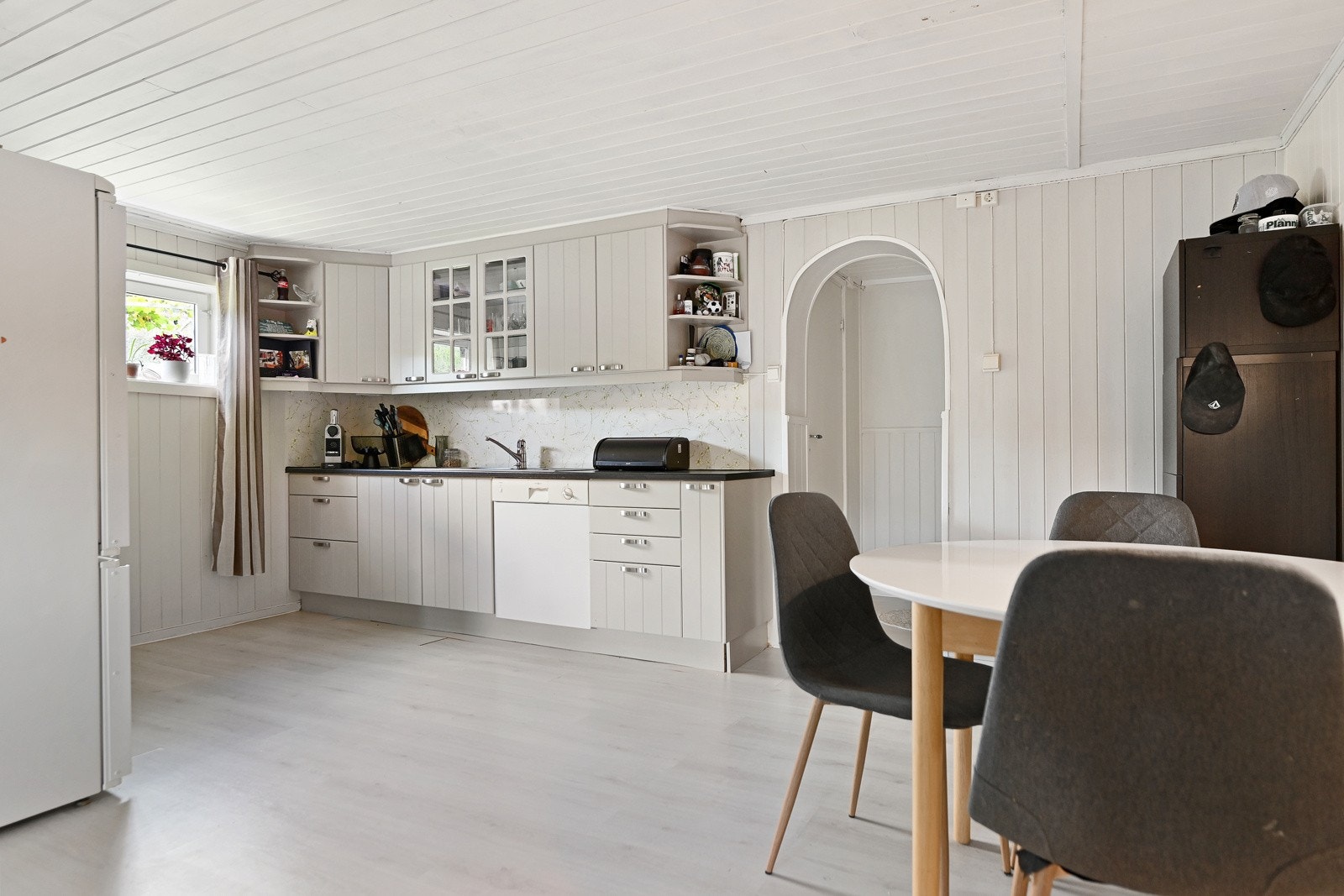 Leiligheten er utleid for kr. 9.000,- pr. mnd. Kjelleren er ikke godkjent for varig opphold og ikke godkjent for utleie. Galleribilde