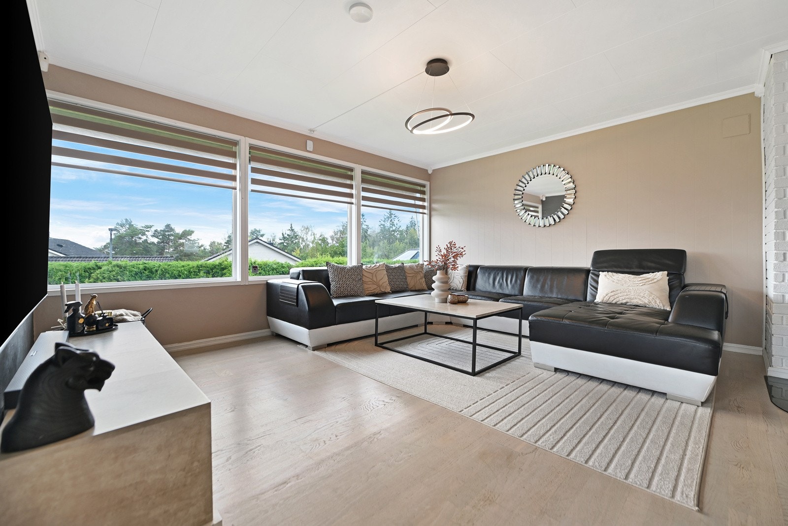 Det er god plass til sittegruppe, tv-møbler og spisestue. Galleribilde