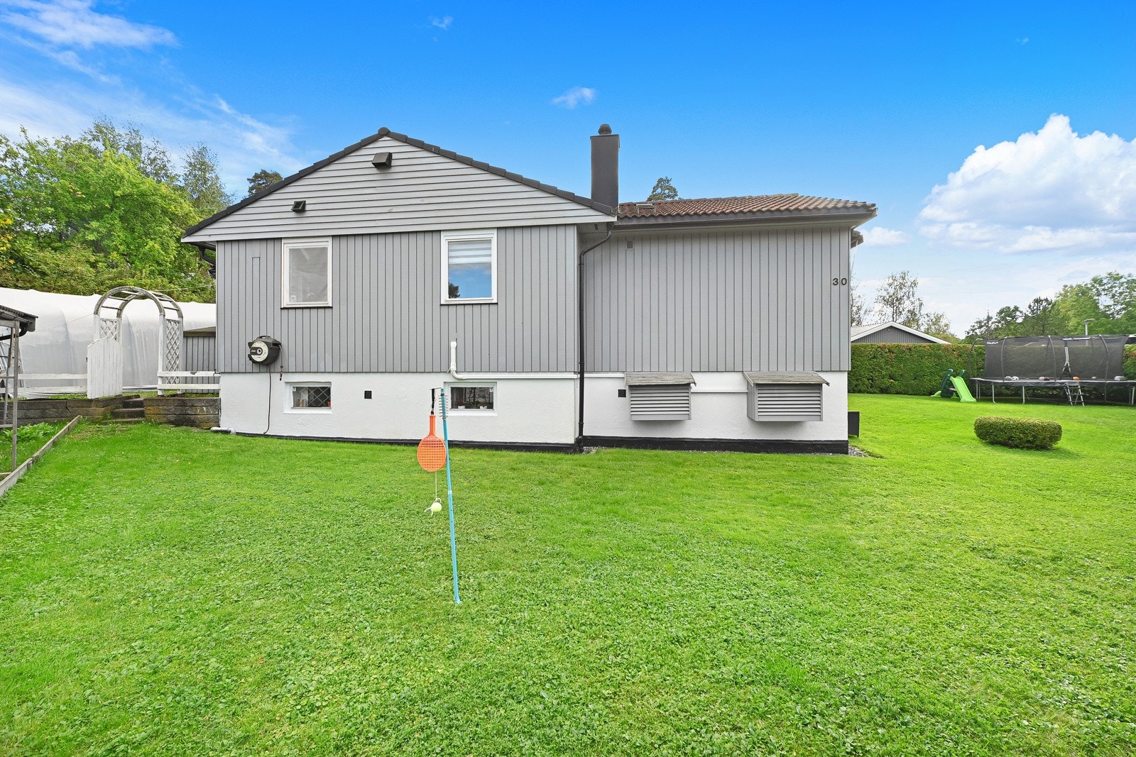 Det er gode sol og lysforhold på tomten. Galleribilde