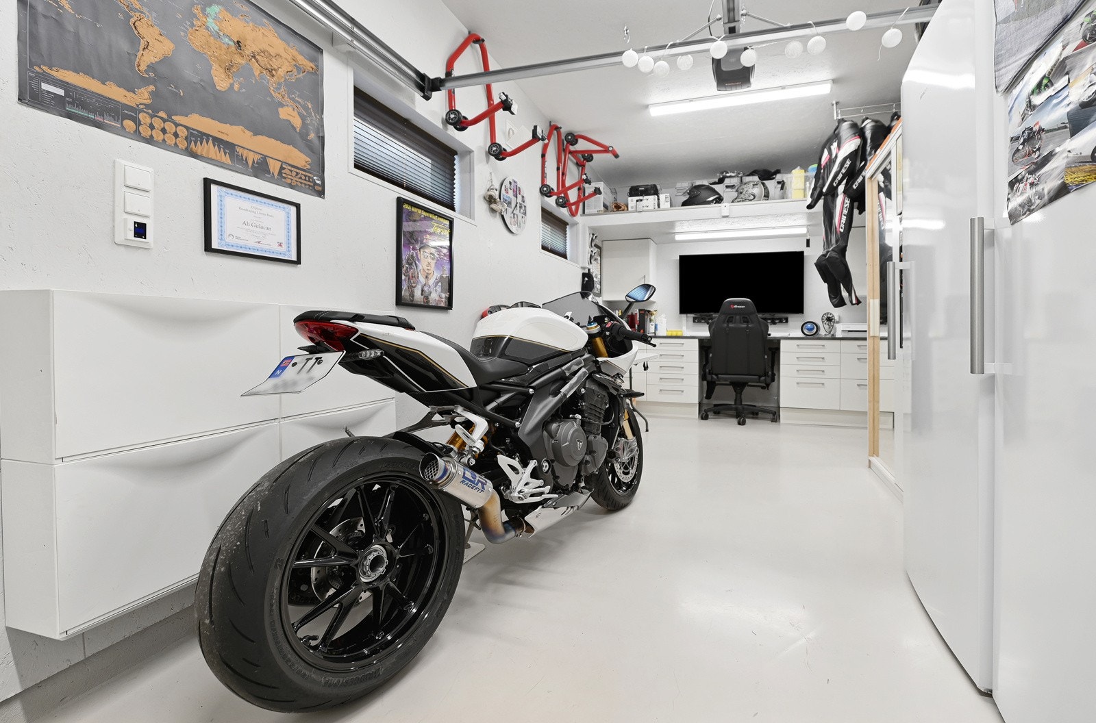 I tillegg har man egen hobbyrom med utvendig adkomst. Det er varmekabler i hobbyrommet, Galleribilde