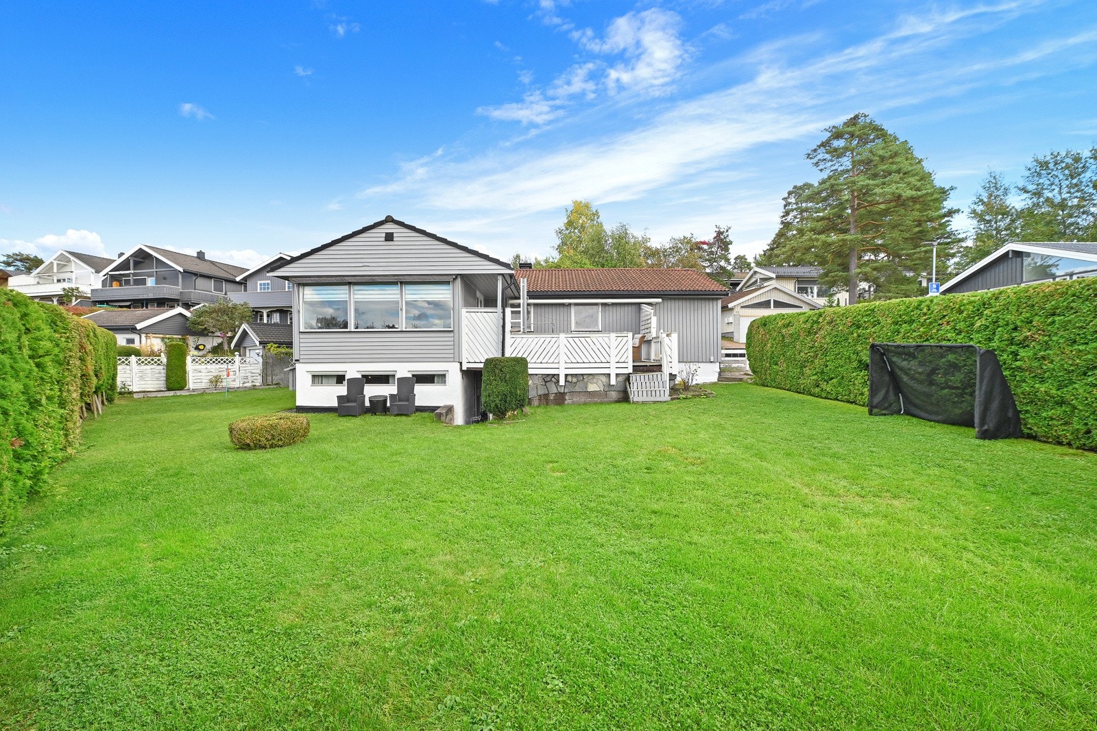 Boligen ligger i barnevennlige omgivelser i en stille blindvei, i et rolig og etablert boligfelt. Galleribilde