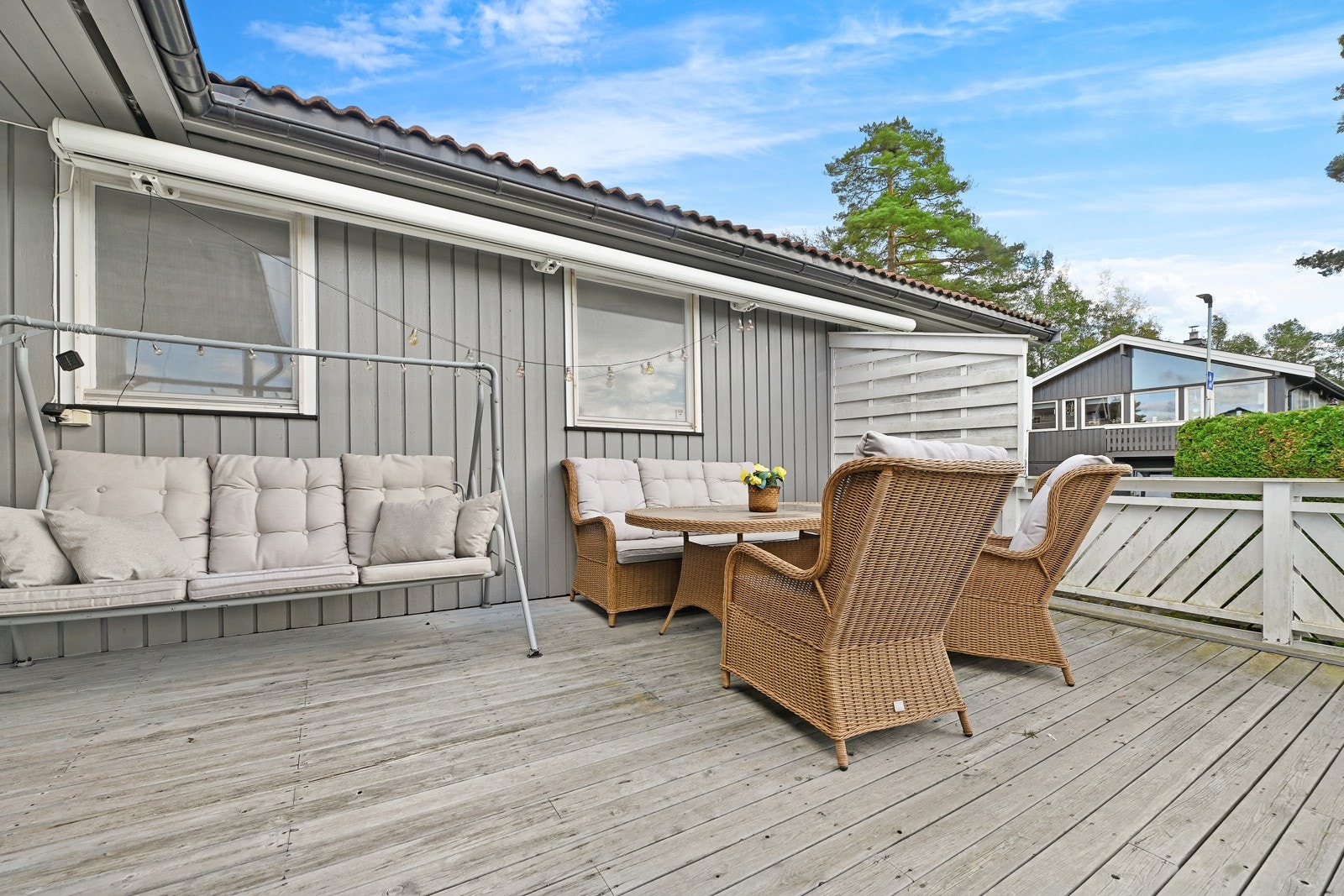 Store deler av sommerhalvåret står døra oppe og mye tid blir tilbrakt her ute. Galleribilde