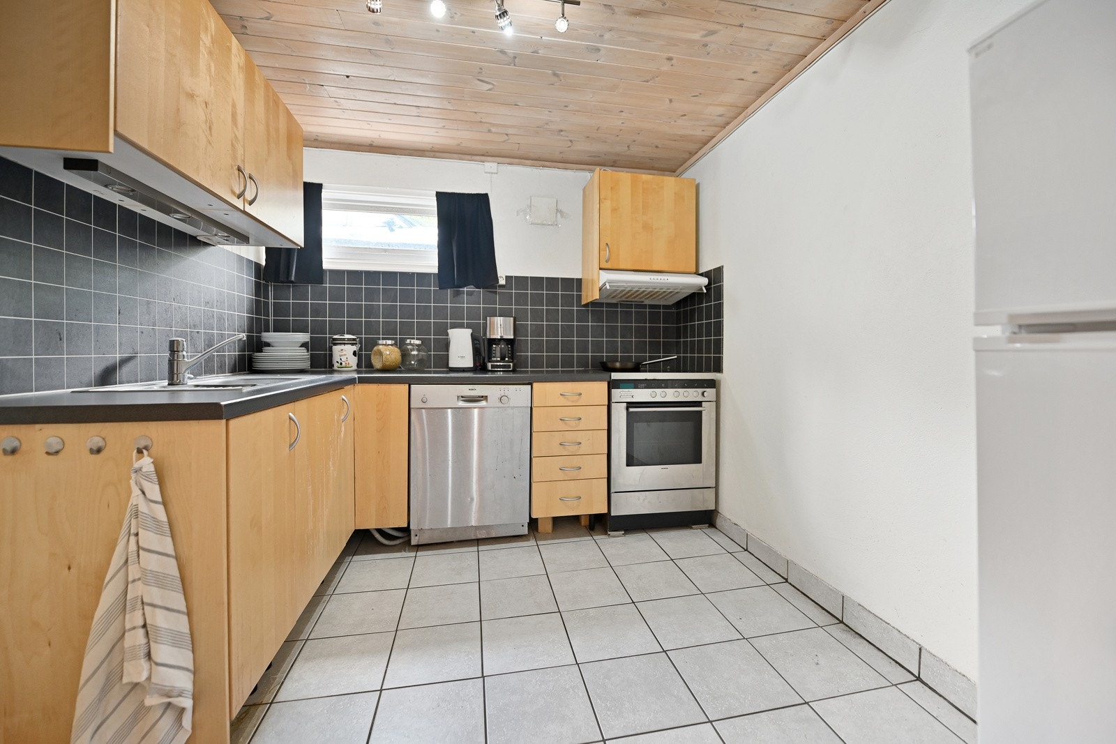 Leiligheten er utleid for kr. 8.500,- pr. mnd. Kjelleren er ikke godkjent for varig opphold og ikke godkjent for utleie. Galleribilde