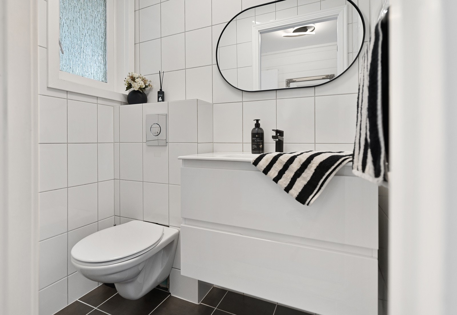 Det er eget toalettrom med veggfestet toalett og innredning med nedfelt servant. Galleribilde