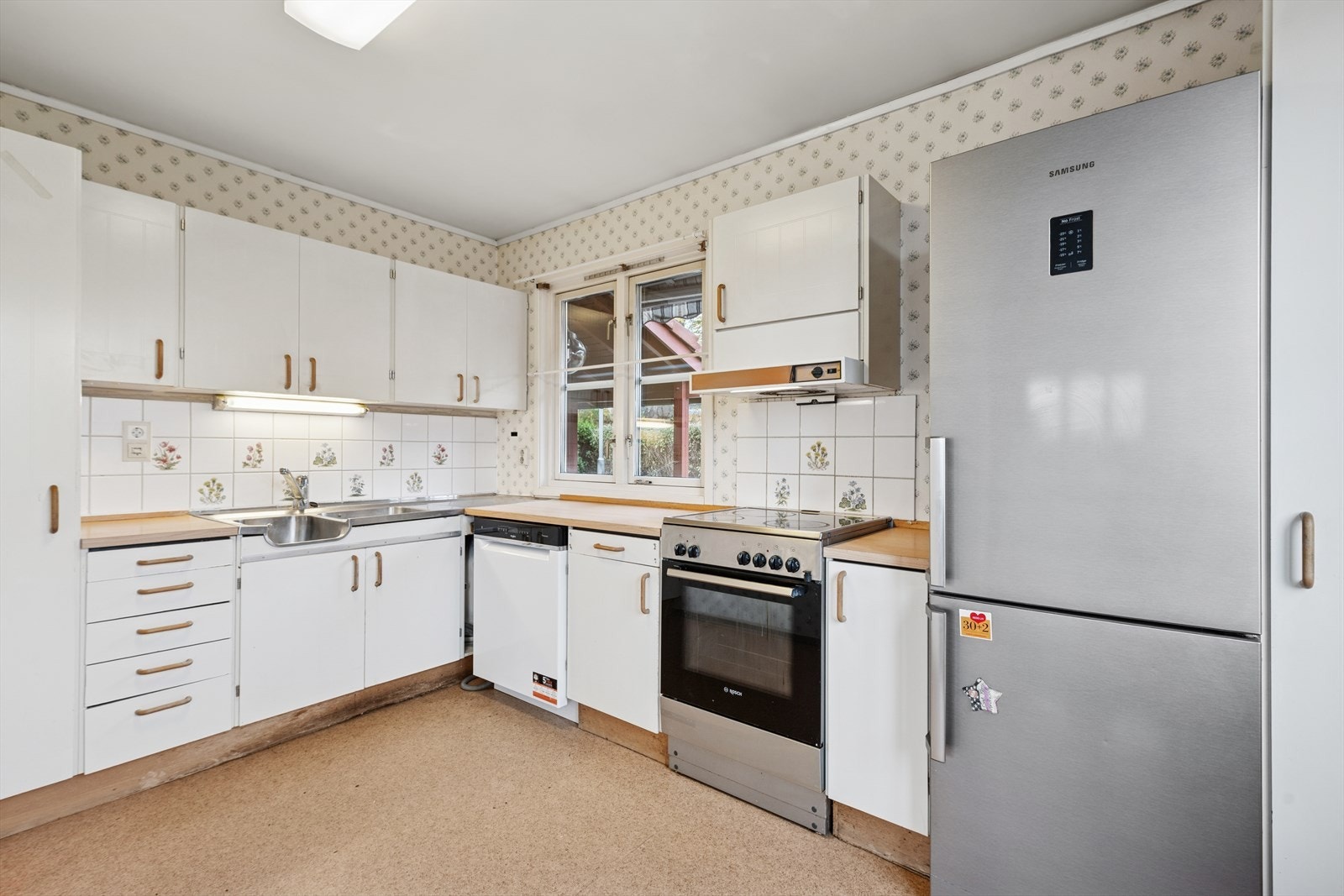 Flere vinduer på kjøkkenet gir godt med lys Galleribilde