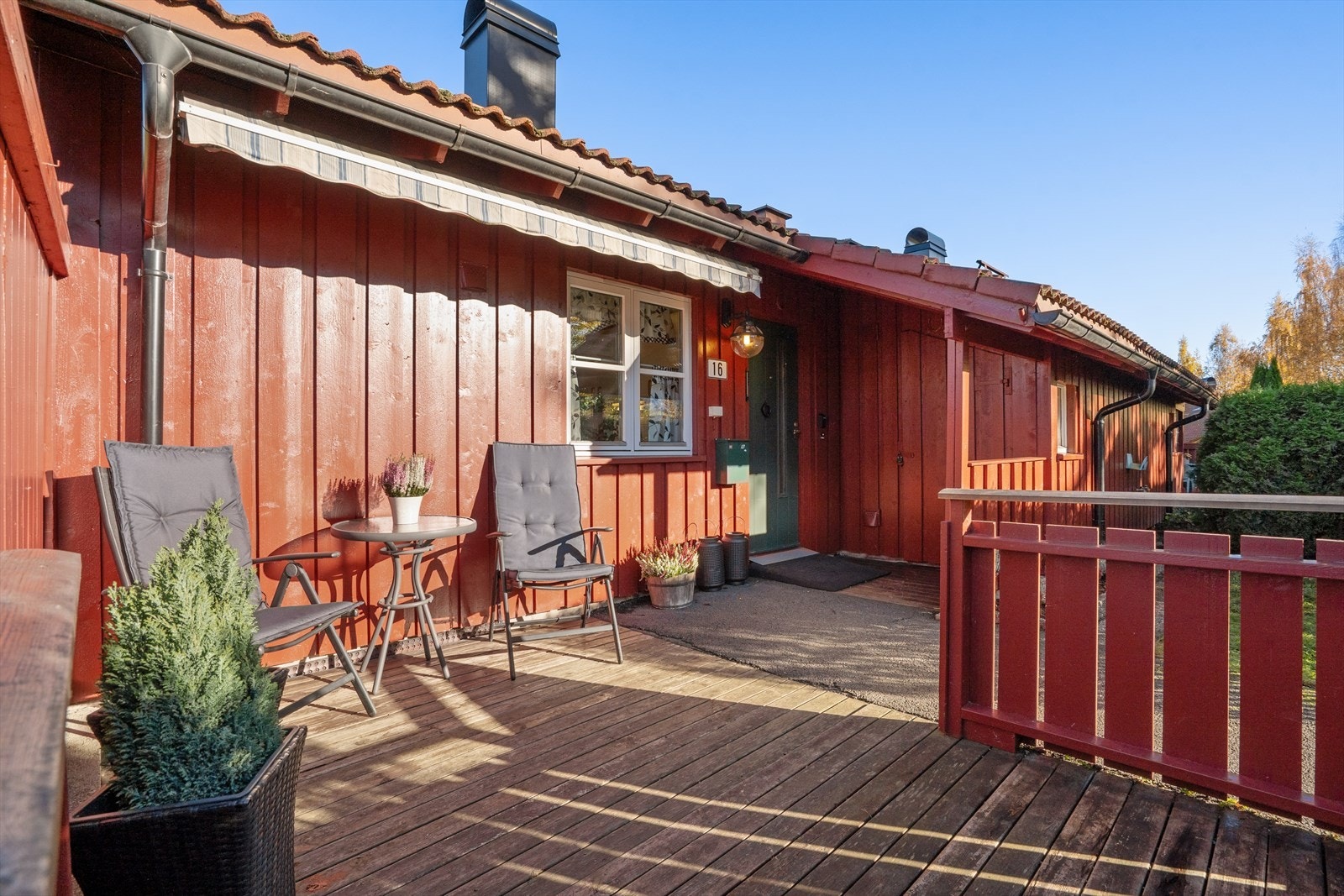 I tillegg er det en utvendig bod ved inngangspartiet Galleribilde