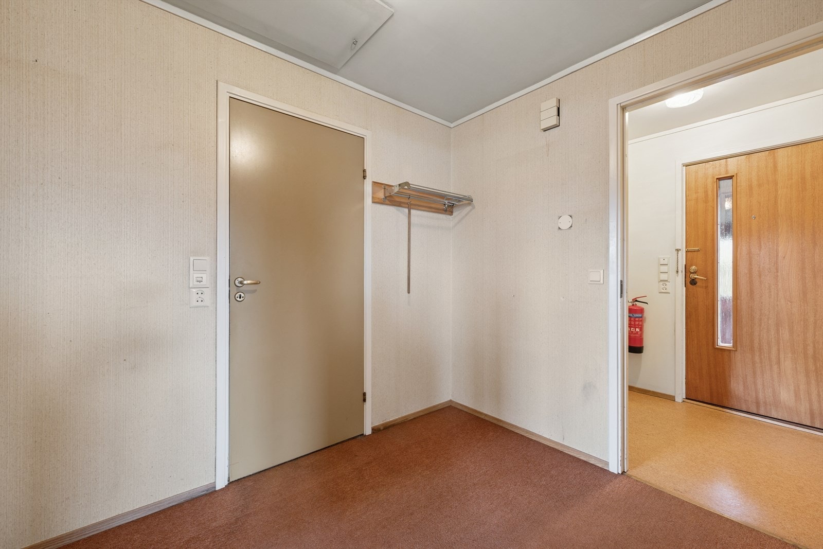 God plass i entré/gang til klesoppheng, kommode e.l Galleribilde