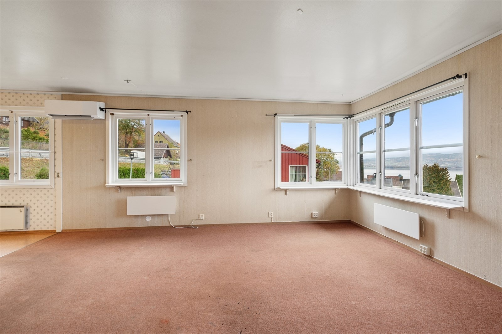 Stue med god plass til både spisebord og sofragruppe Galleribilde