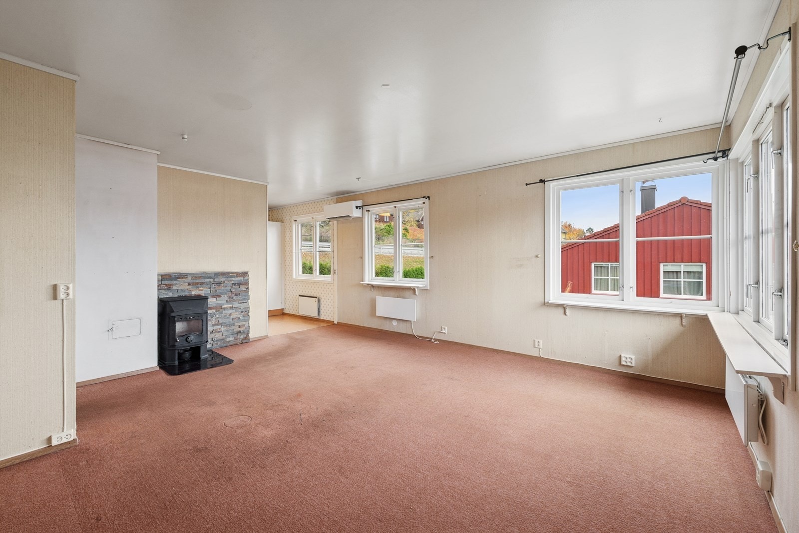 Både peisovn, nyere varmepumpe og flere panelovner i stue Galleribilde