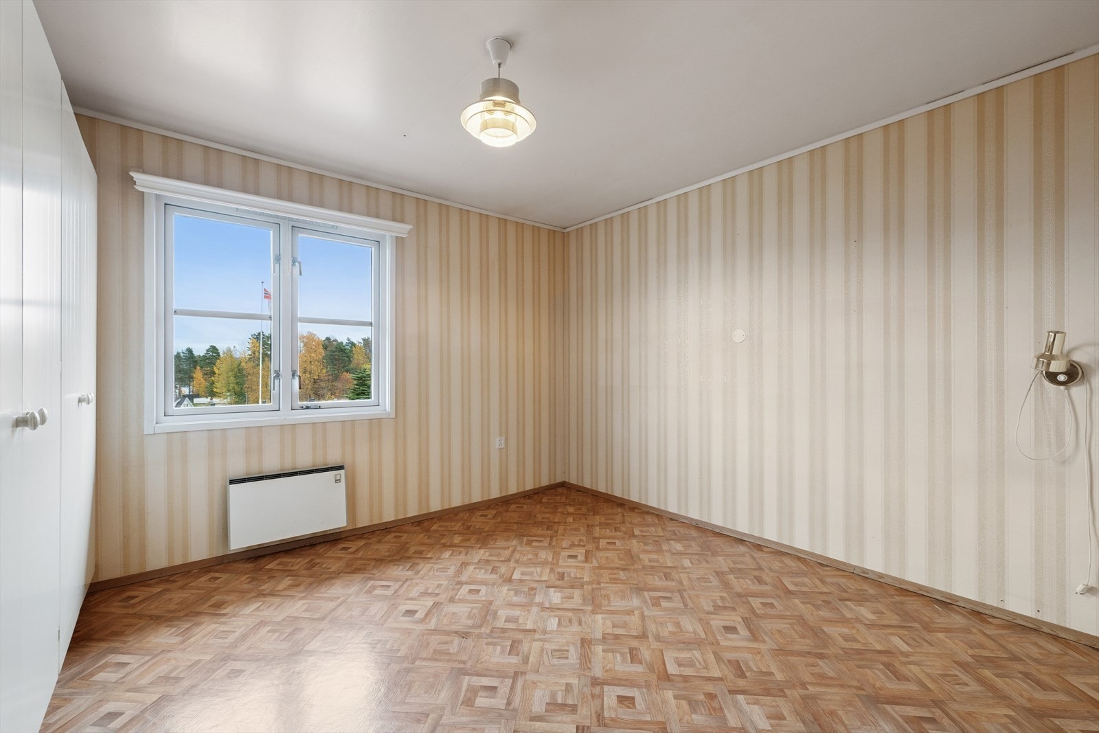 Romslig soverom med plass til dobbeltseng og nattbord Galleribilde