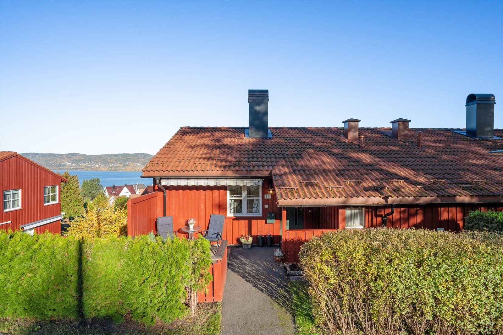 Ønsker du å bo i et rolig strøk men likevel i gangavstand til det meste man trenger i hverdagen - så er dette boligen for deg! Galleribilde