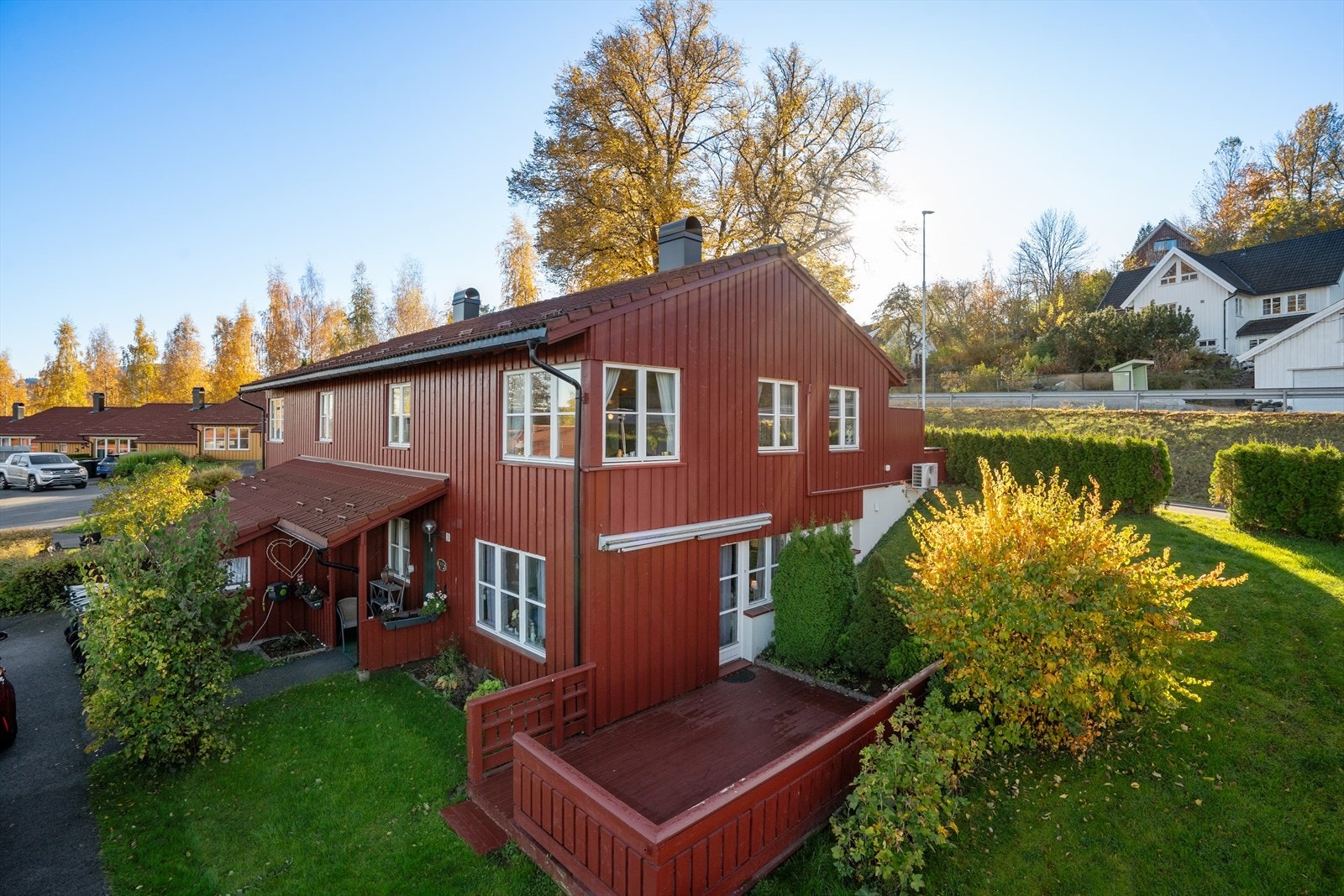 Kort gangavstand til både buss, Åskollen Bo- og Servicesenter, daglivarebutikker, frisør, legesenter mm. Galleribilde