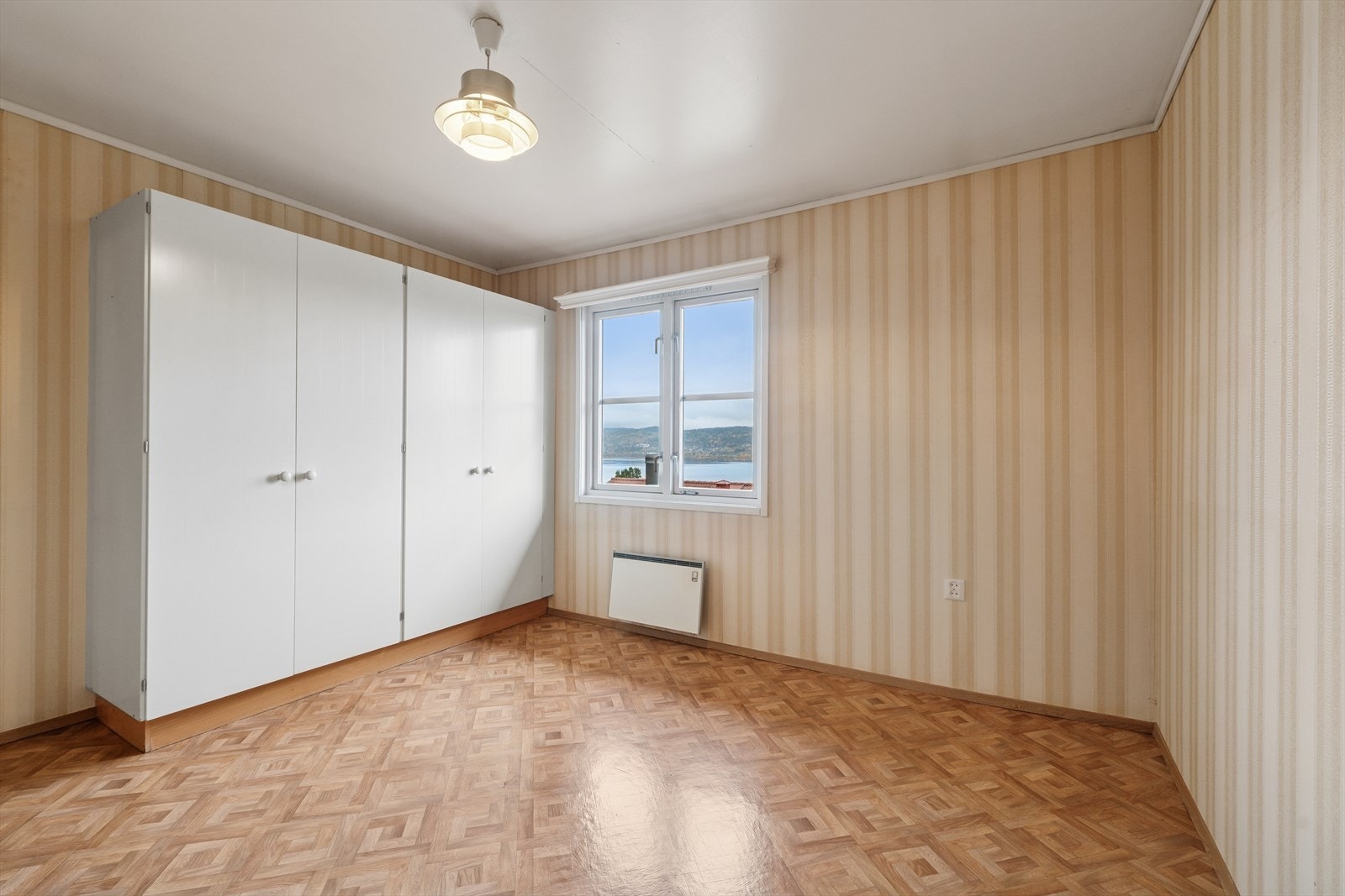 Godt med garderobeskap på soverommet Galleribilde