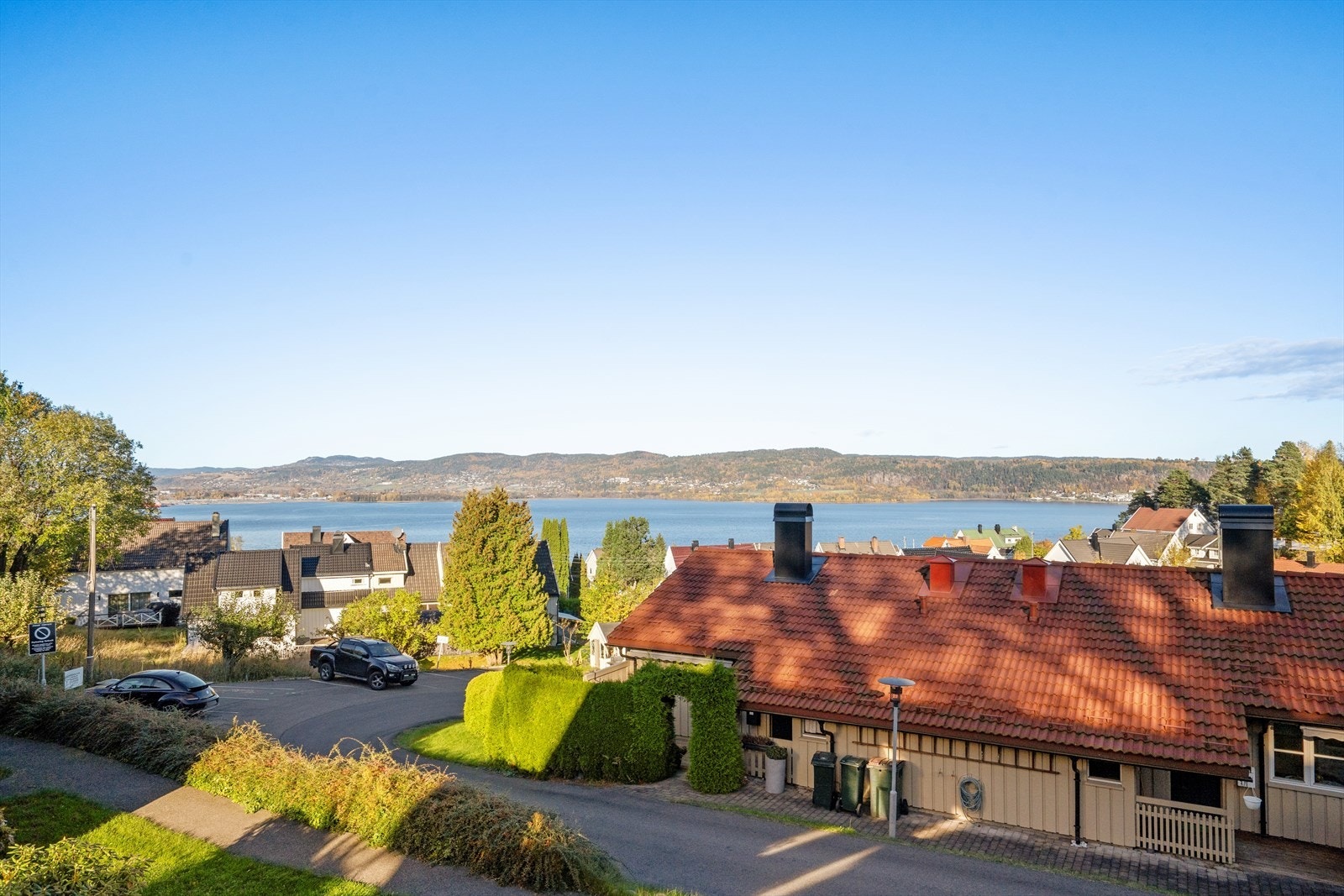 Få minutters gange til sjøen og båthavn, med strand og bademuligheter Galleribilde