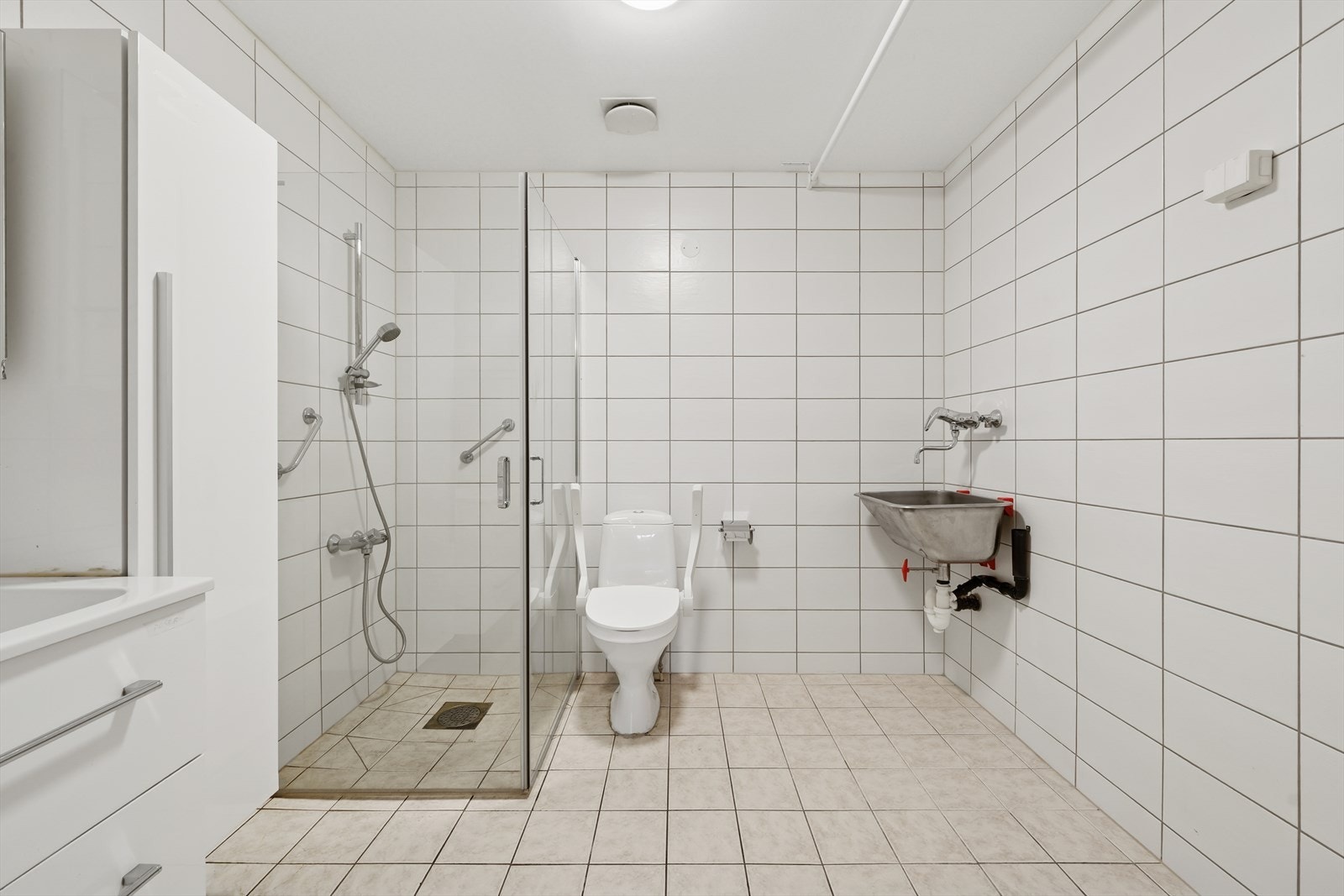 Romslig bad med god skapplass Galleribilde