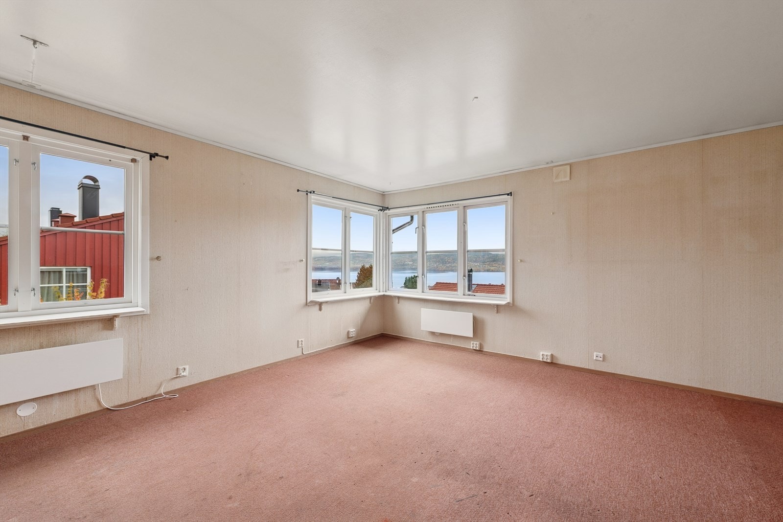 Stue med store vindusflater som gir godt med dagslys Galleribilde