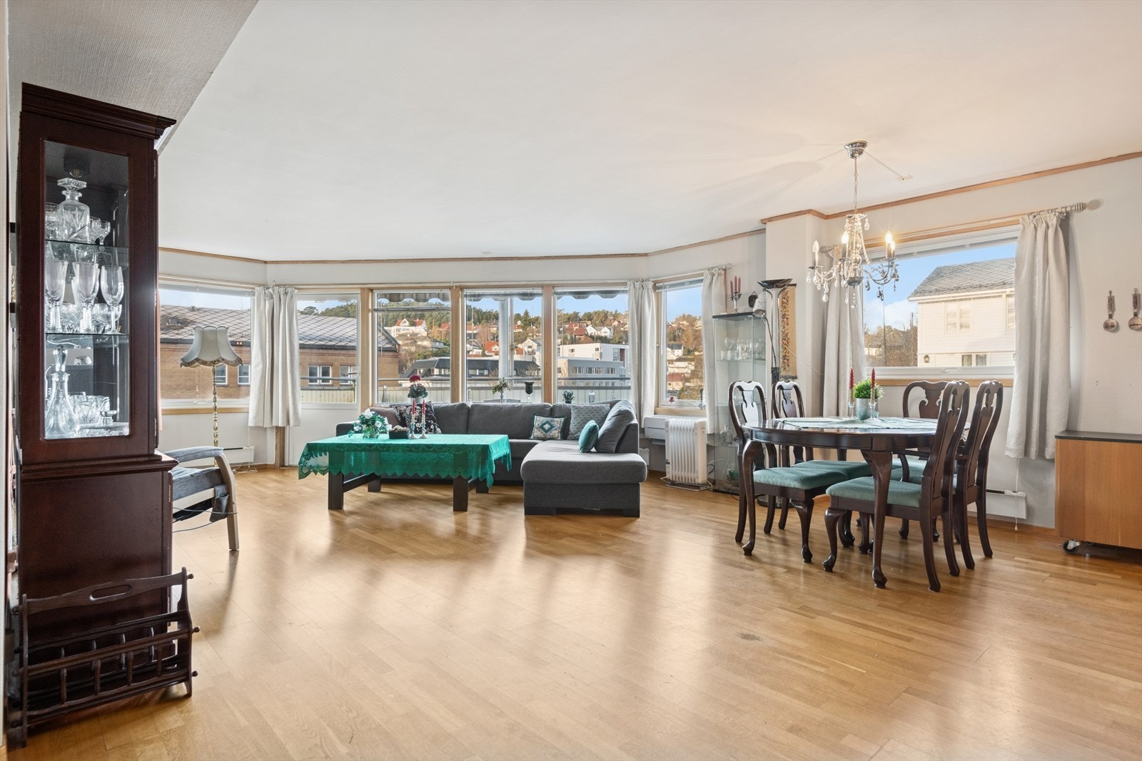 Store vindusflater gir utsikt mot nærområdet og slipper inn rikelig med naturlig lys i stuen. Galleribilde