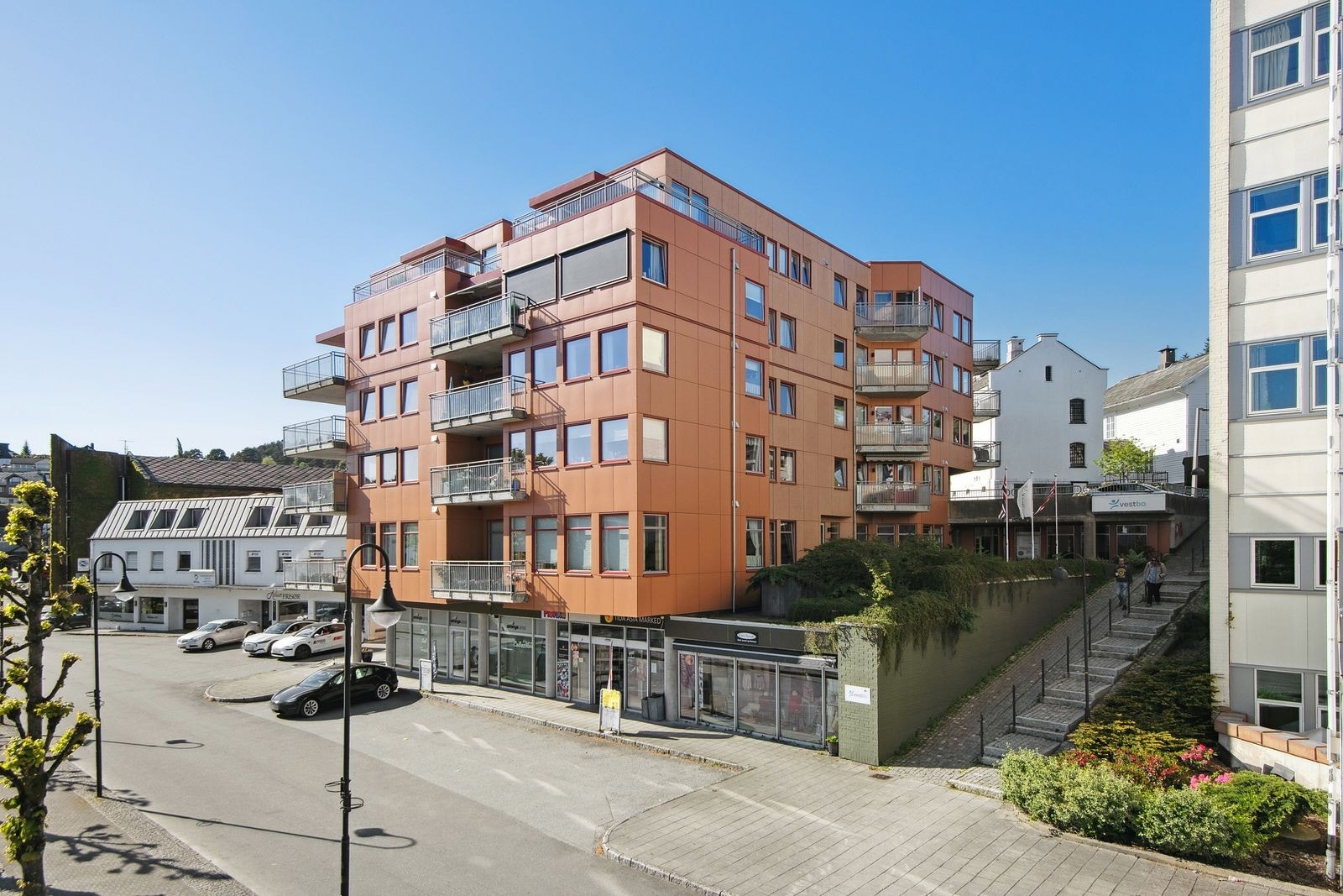 Beliggenheten gir enkel tilgang til servicetilbud som apotek og dagligvare, og området byr på gode muligheter for både en aktiv og urban livsstil. Galleribilde