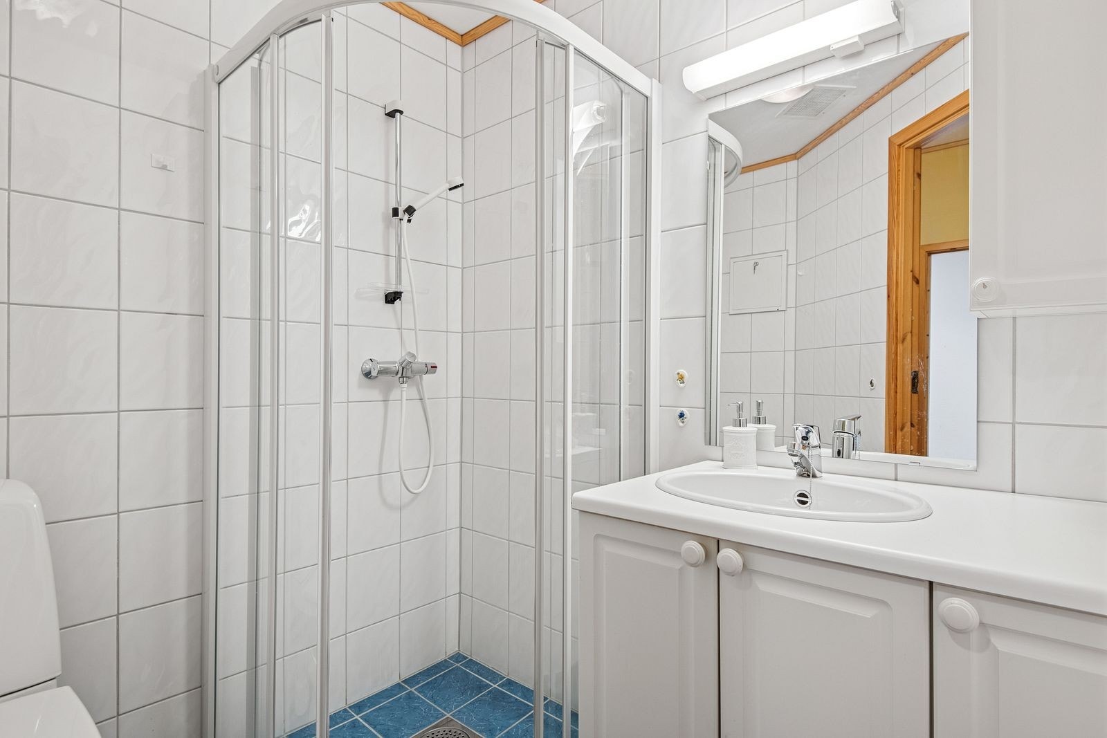 Borettslaget har egen hybel som kan leies ut til gjester. Her er helfliset baderom med dusjhjørne. Galleribilde