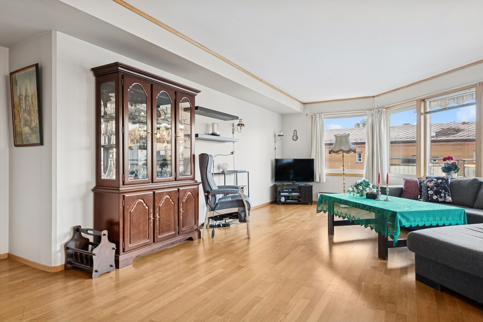 Parkettgulv strekker seg gjennom stueområdet og gir en enhetlig utrykk. Galleribilde