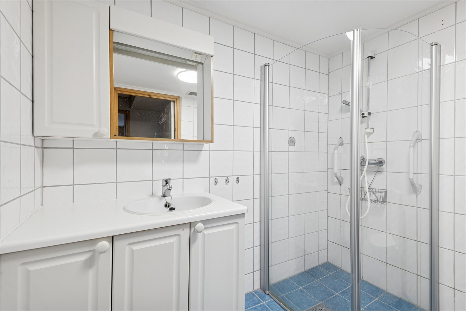 Baderommet har flislagte vegger og gulv. Galleribilde