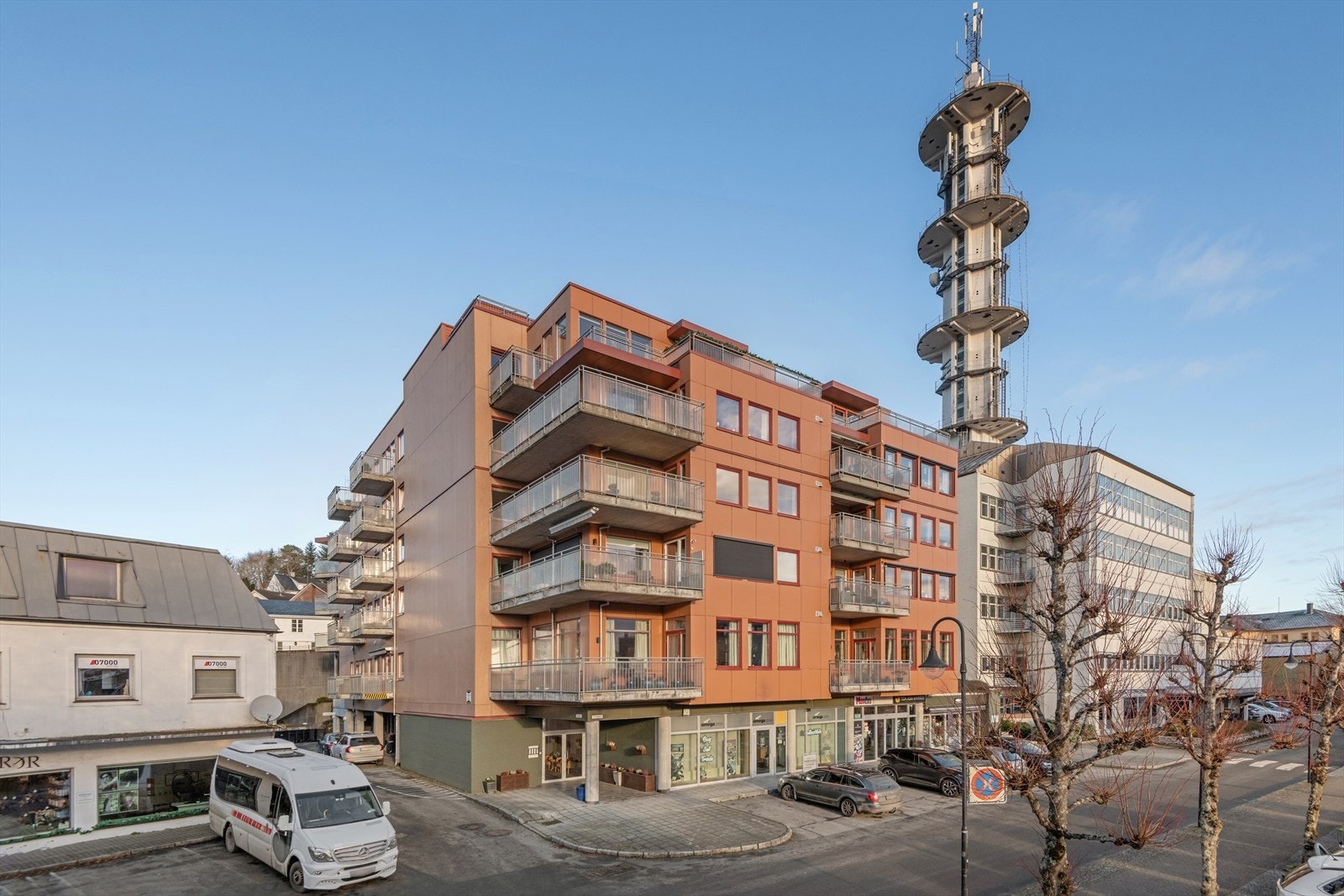 Leiligheten ligger i byggets 3. etasje med heisadkomst. Galleribilde