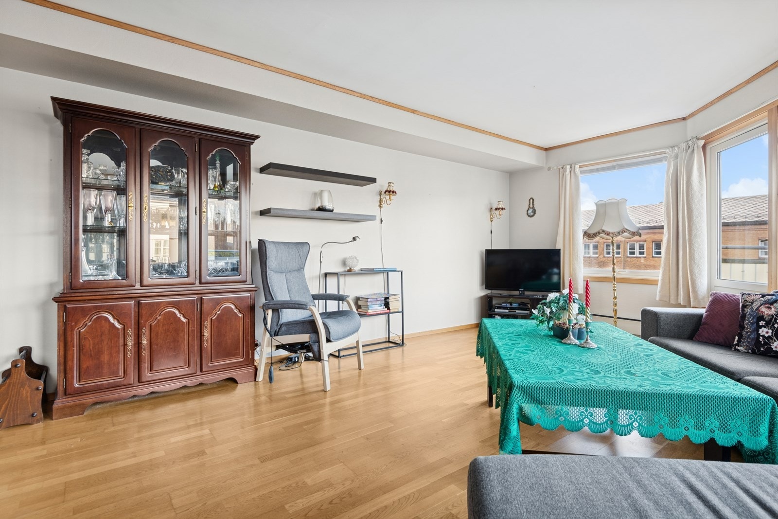 Her er god plass til både sofagruppe og tilhørende møbler. Galleribilde