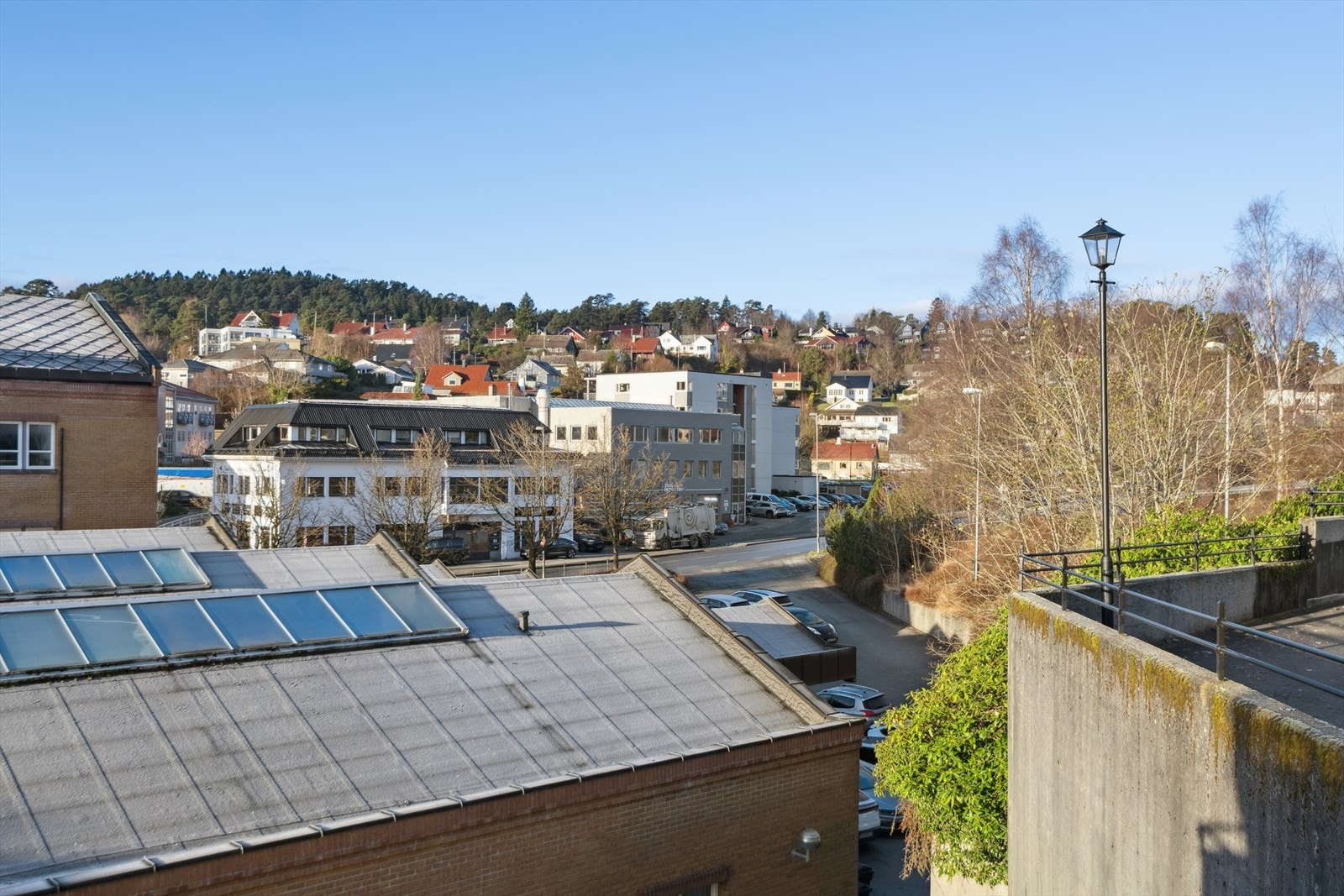 Leiligheten ligger på Torget, midt i hjertet av Leirvik sentrum. Her bor du sentralt med nærhet til butikker, restauranter, kafeer, skoler, idrettsanlegg og flotte turområder. Galleribilde