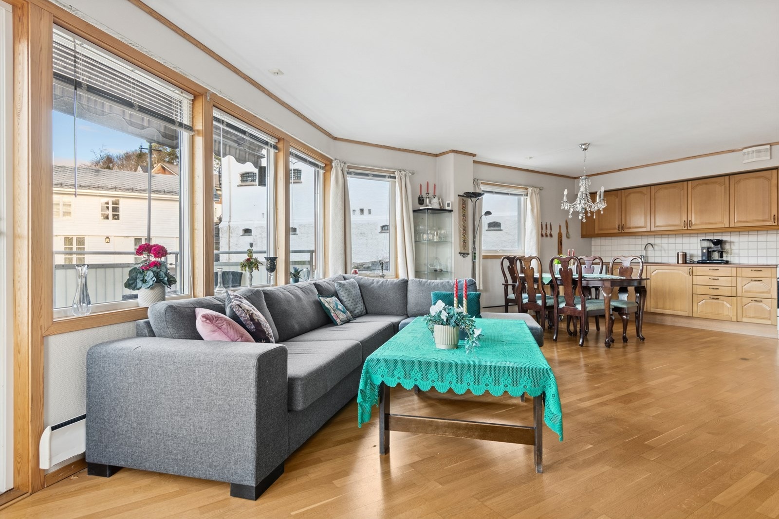 Den åpne løsningen mot kjøkkenet gir god plass til både stor sofagruppe og spisestue. Galleribilde